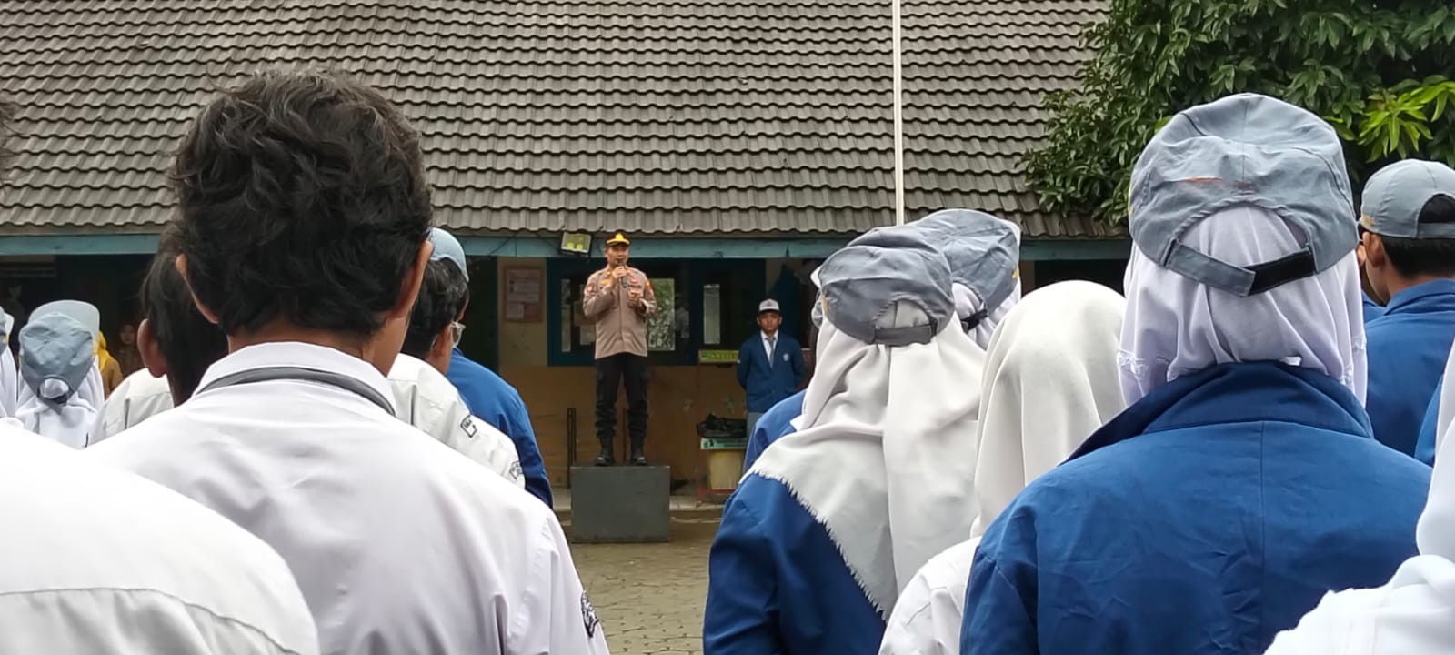 Jadi Irup di SMAN 21 Bekasi, Kanit Binmas Polsek Jatiasih Ajak Siswa Perangi Tawuran dan Narkoba