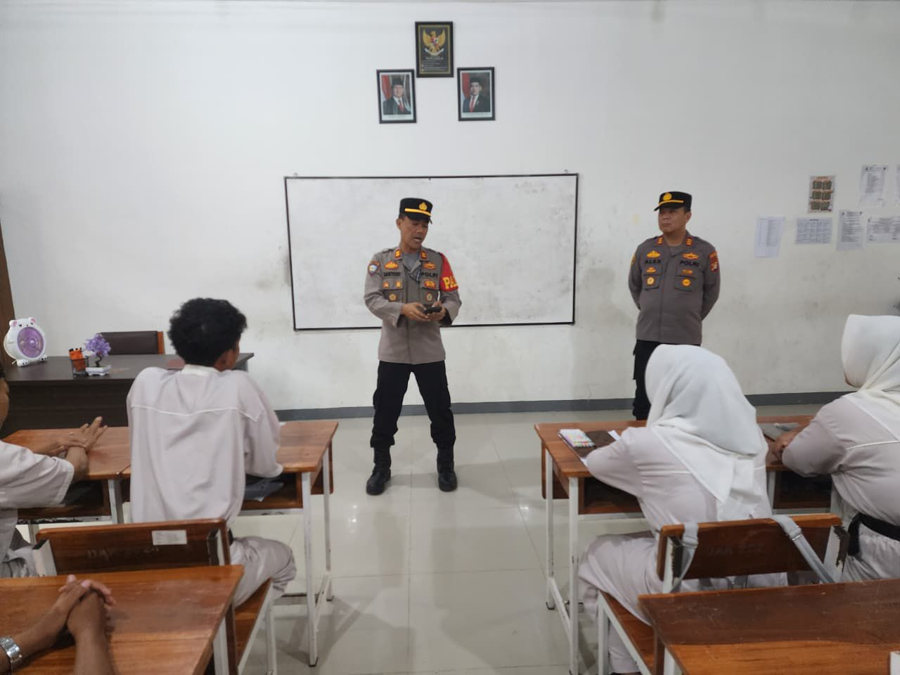 Cegah kenakalan remaja,Polsek cabangbungin Gencerkan police goes to School di SMAN 1 Cabangbungin