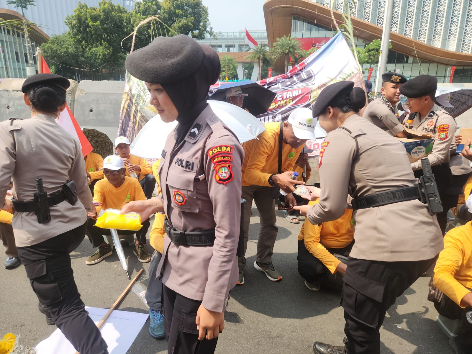 Polisi Bagikan Roti dan Air Mineral ke Massa Aksi Petani Tebu di Monas