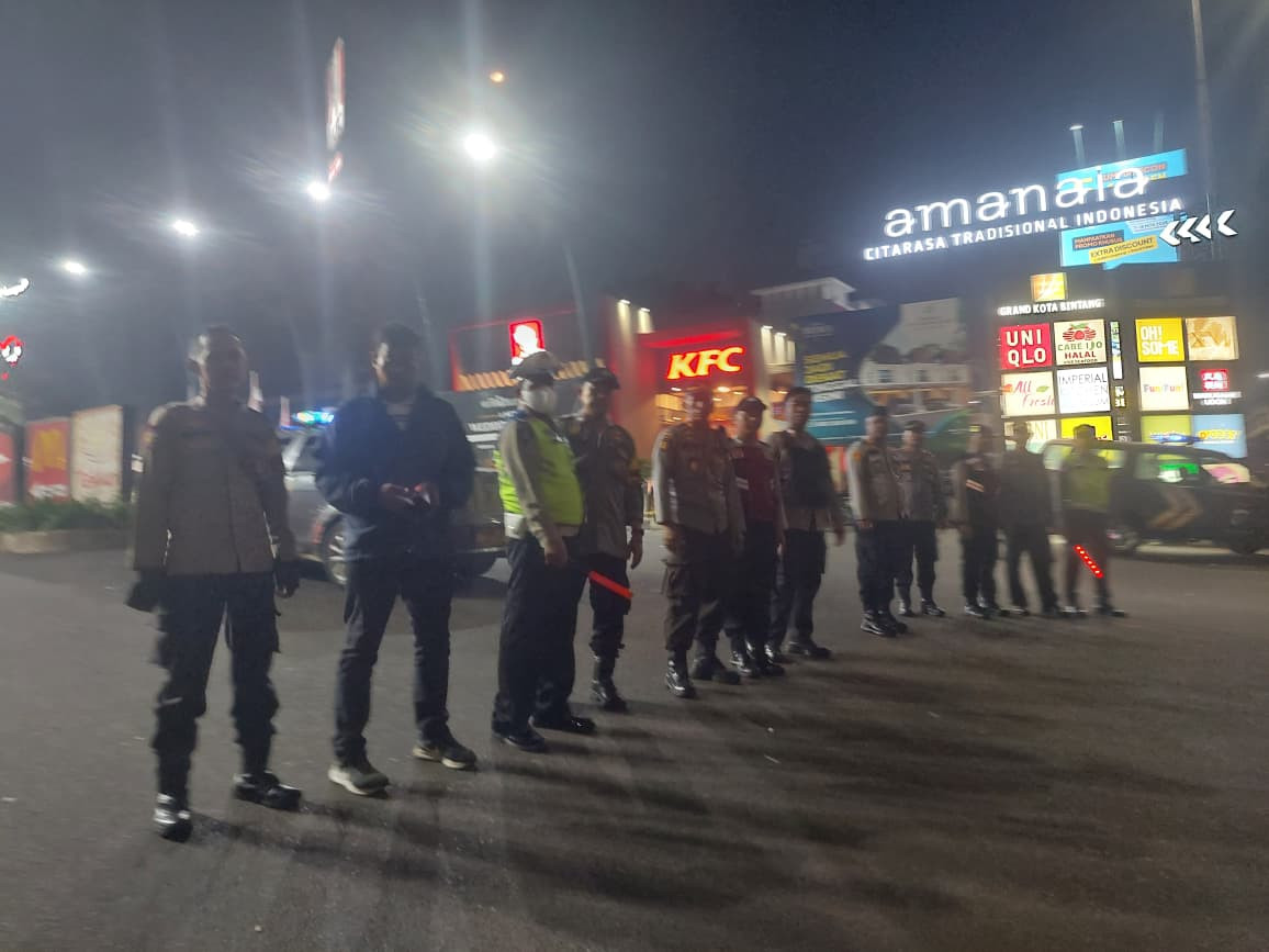 Amankan Wilayah, Kapolsek Bekasi Barat Pimpin Patroli Skala Besar