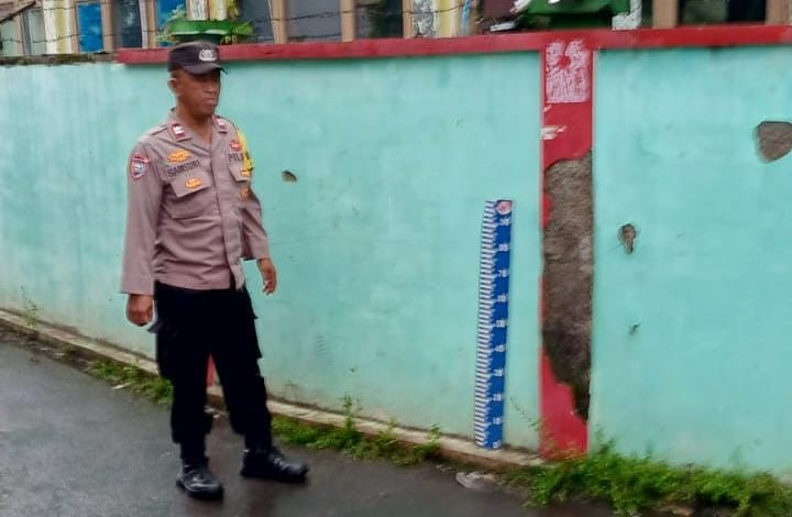 Giat Sambang dan Cek Debit Air, Bhabinkamtibmas Kalibaru Beri Rasa Aman Bagi Warga Pagi Hari