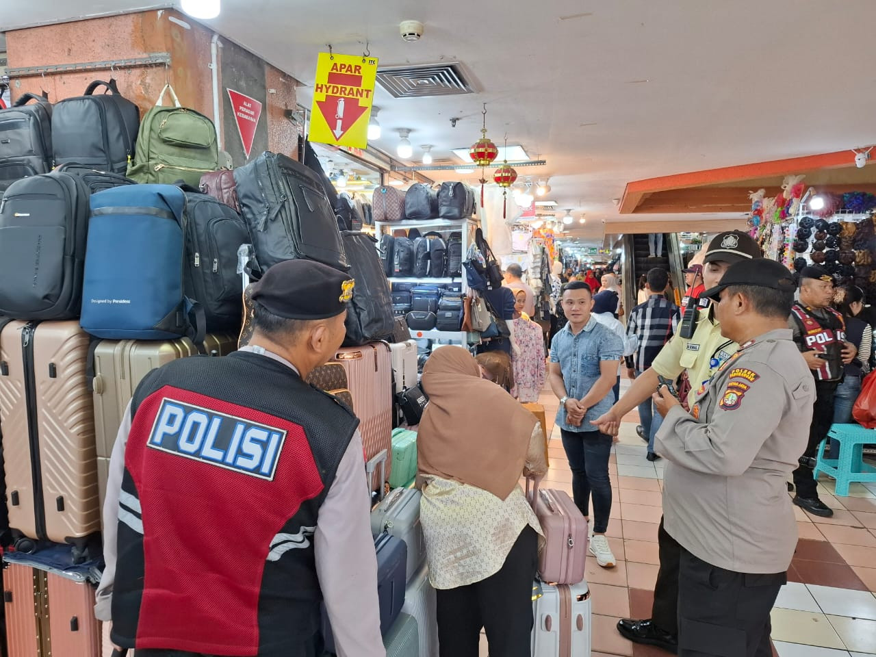 Patroli Jalan Kaki Polsek Pademangan Perketat Keamanan di ITC Mangga Dua