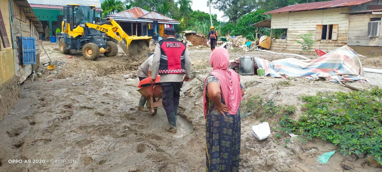 Polsek Pahae Jae Bersama BKO Brimob Bersihkan Material Banjir di Desa Sibulan Bulan