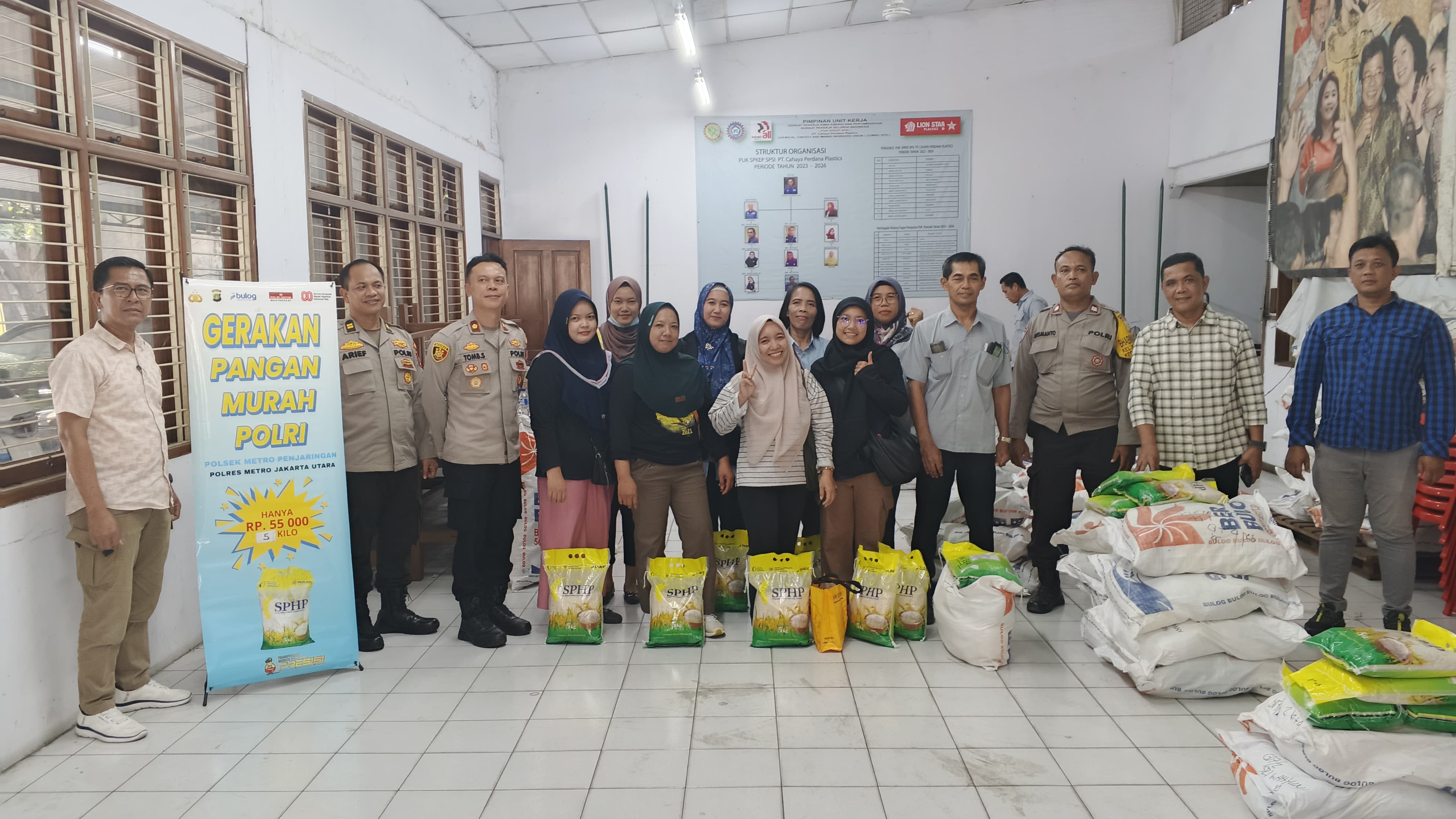 Polsek Metro Penjaringan Gelar Gerakan Pangan Murah untuk Pekerja Pabrik
