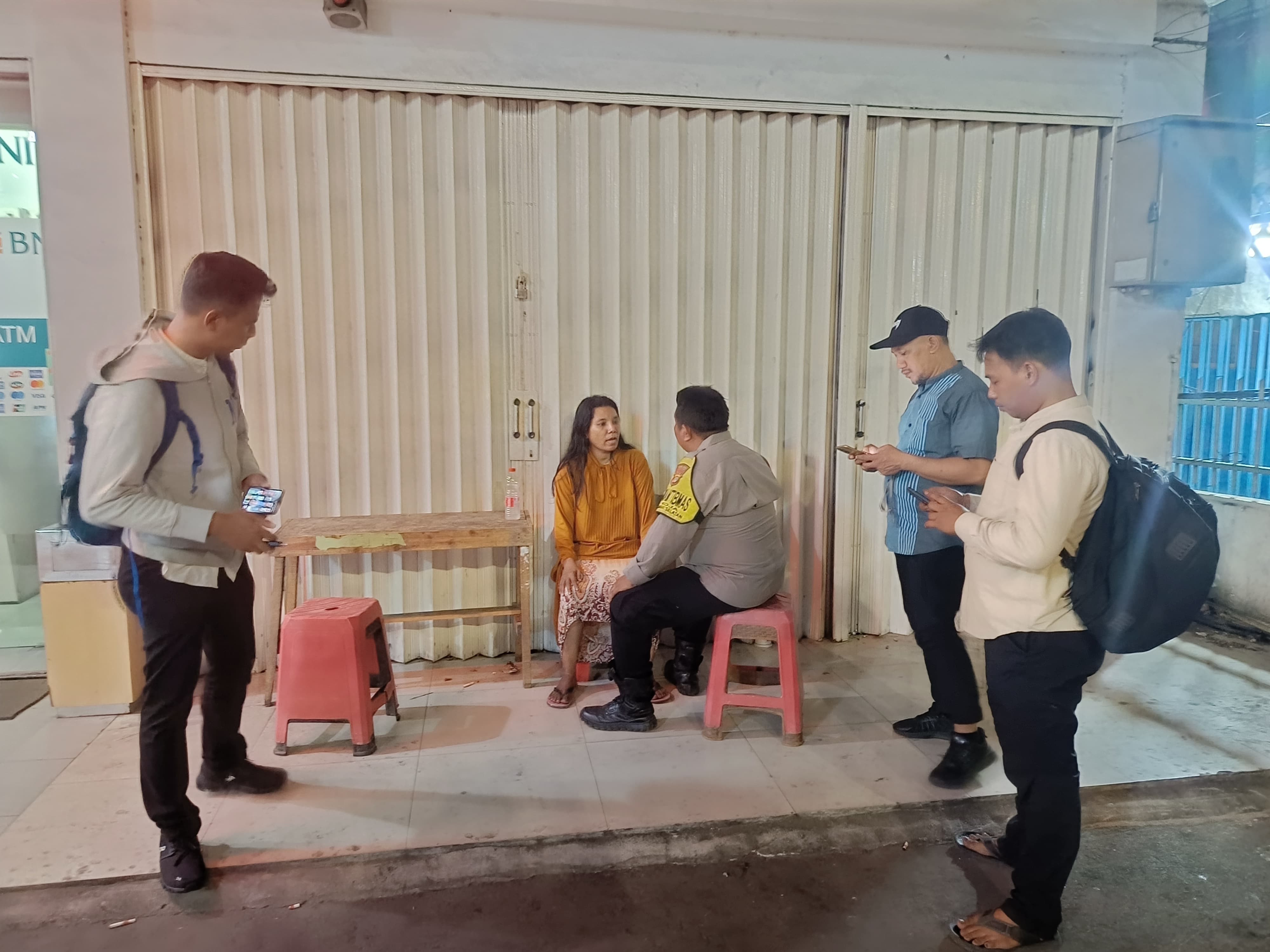 Respons Cepat Bhabinkamtibmas Koja, Wanita Diduga ODGJ Dievakuasi ke Dinas Sosial