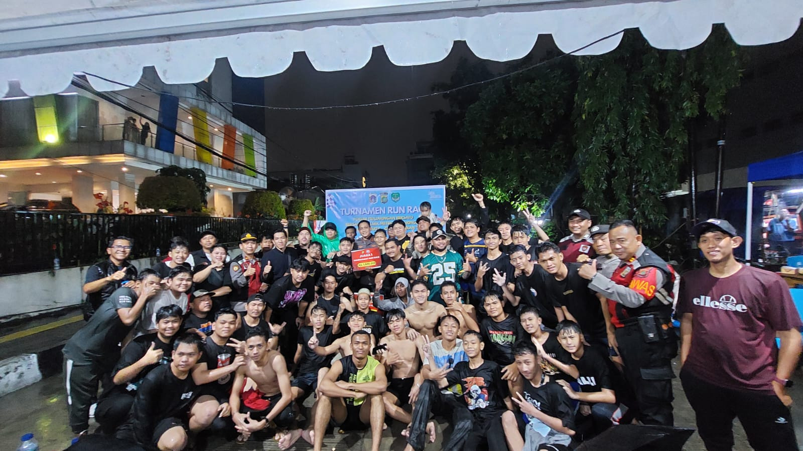 Polsek Metro Penjaringan Fasilitasi Turnamen Lari 100 Meter, Cegah Aktivitas Negatif Pemuda Malam Hari