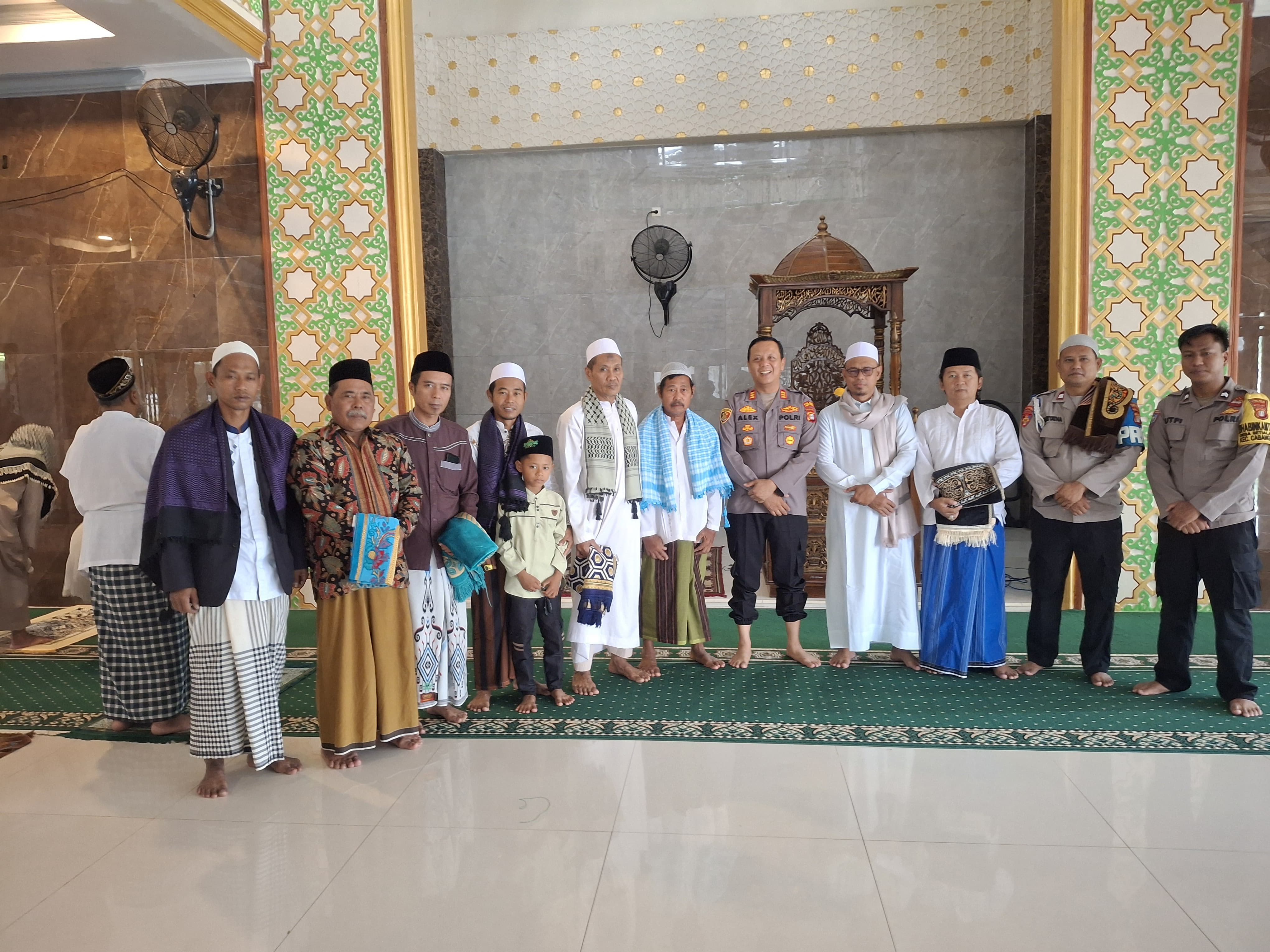 Polisi Cabangbungin Sholat Jumat Bersama Warga, Ajak Jaga Kerukunan dan Kebersihan Lingkungan