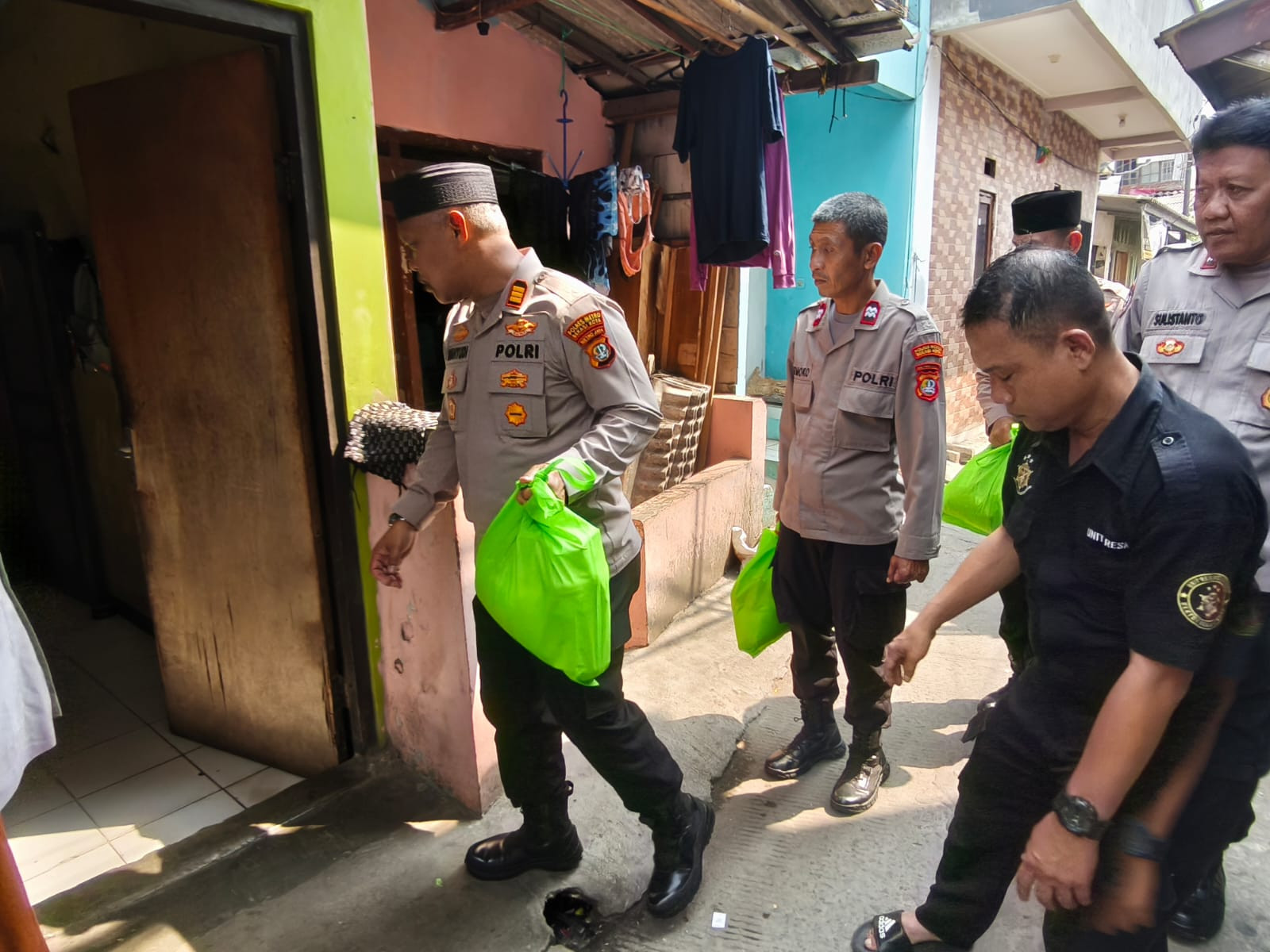Jaga Jakarta On The Spot Kapolsek Bekasi Barat Tunjukkan Kepedulian, Kunjungi Warga Sakit dan Lansia di Jakasampurna