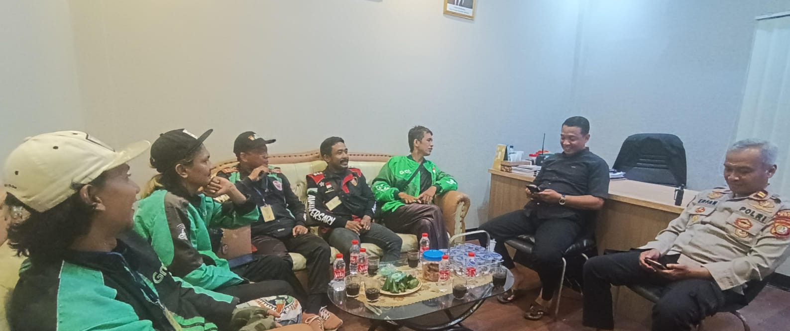 Polsek Koja Jalin Silaturahmi dan Koordinasi dengan Pengurus Ojek Online (OJOL) Kamtibmas Korcam Koja