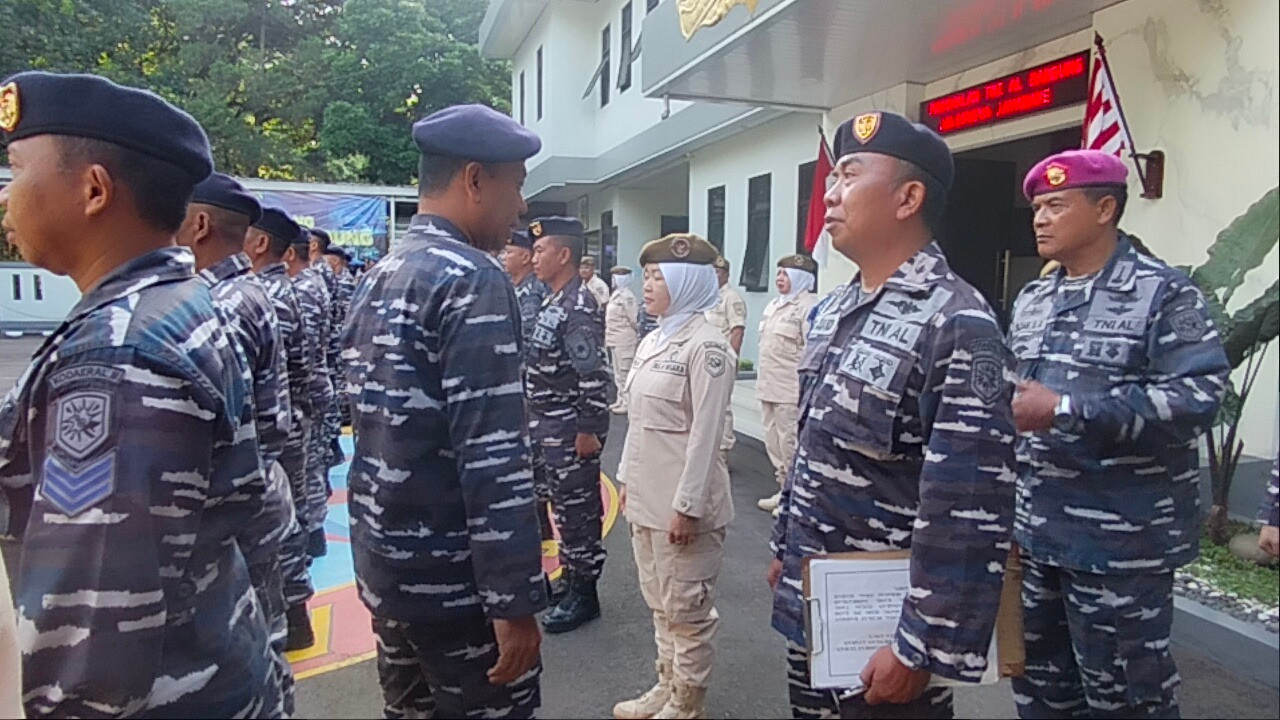 Mengawali Tugas Dihari Pertama, Komandan Lanal Bandung Laksanakan Apel Khusus dan Entry Briefing