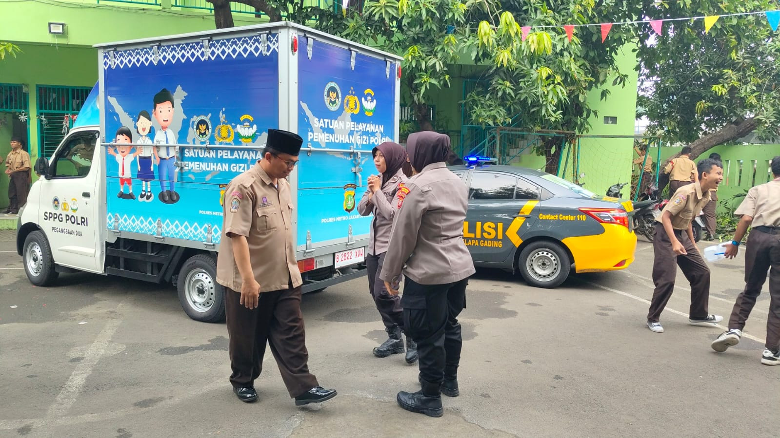 Distribusi Perdana Makanan Bergizi SPPG Polri Digelar di Kelapa Gading