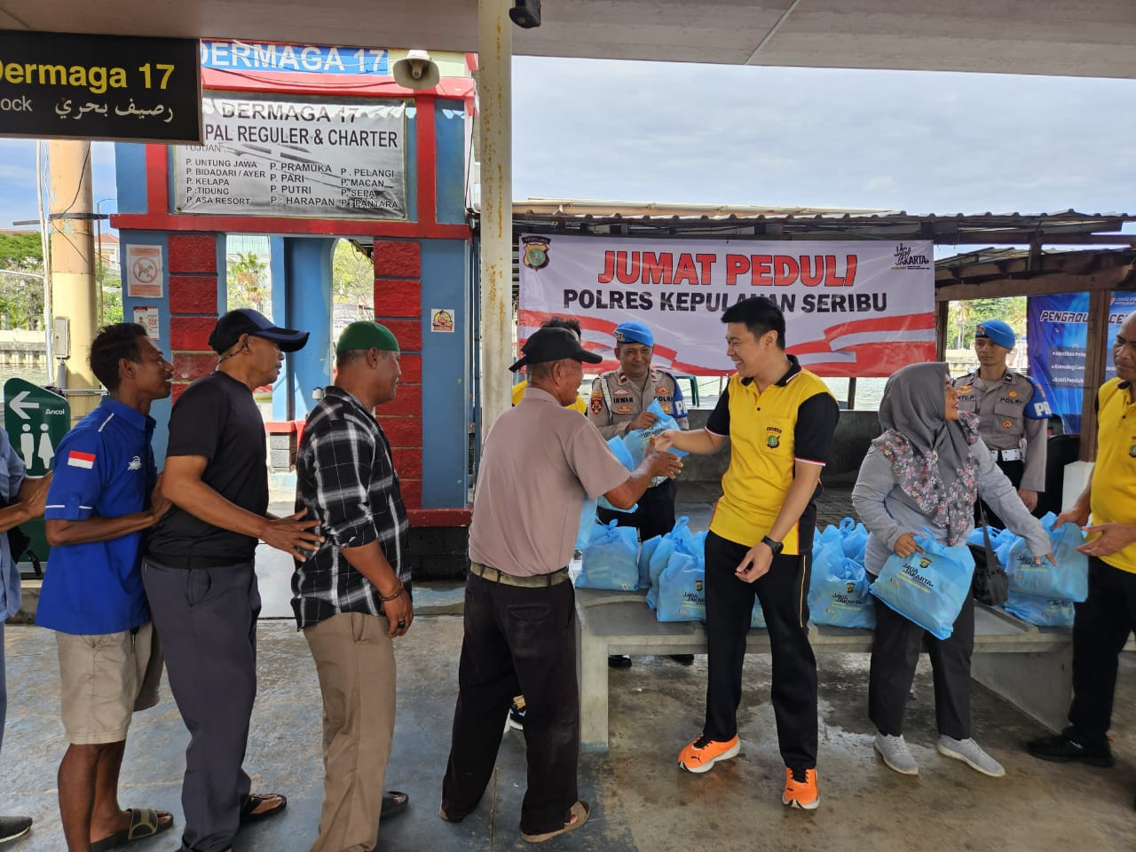 Polres Kepulauan Seribu Gelar “Jumat Peduli”, Bagikan 52 Paket Sembako untuk Nelayan dan Petugas Marina Ancol
