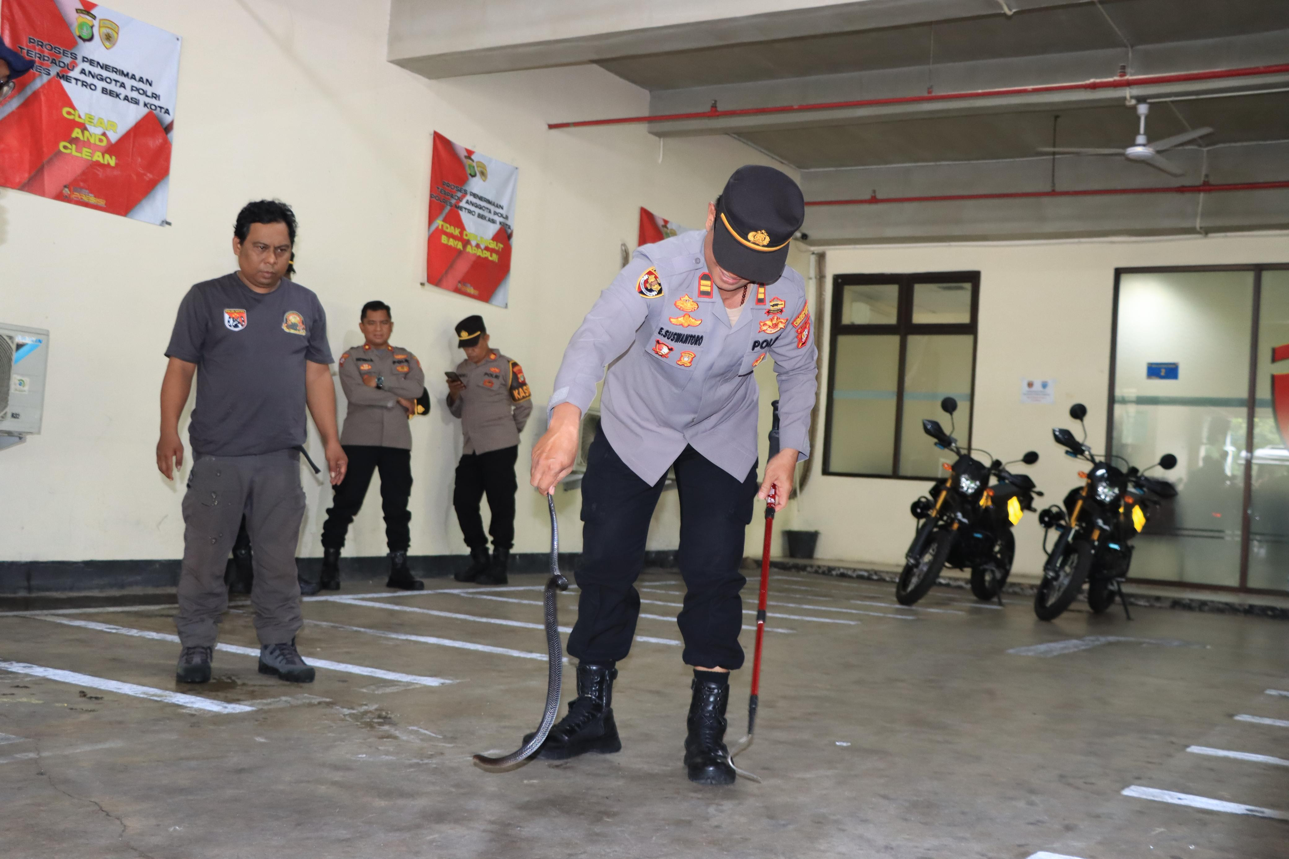 Polres Metro Bekasi Kota Gelar Pelatihan Penanganan Satwa Liar untuk Personel