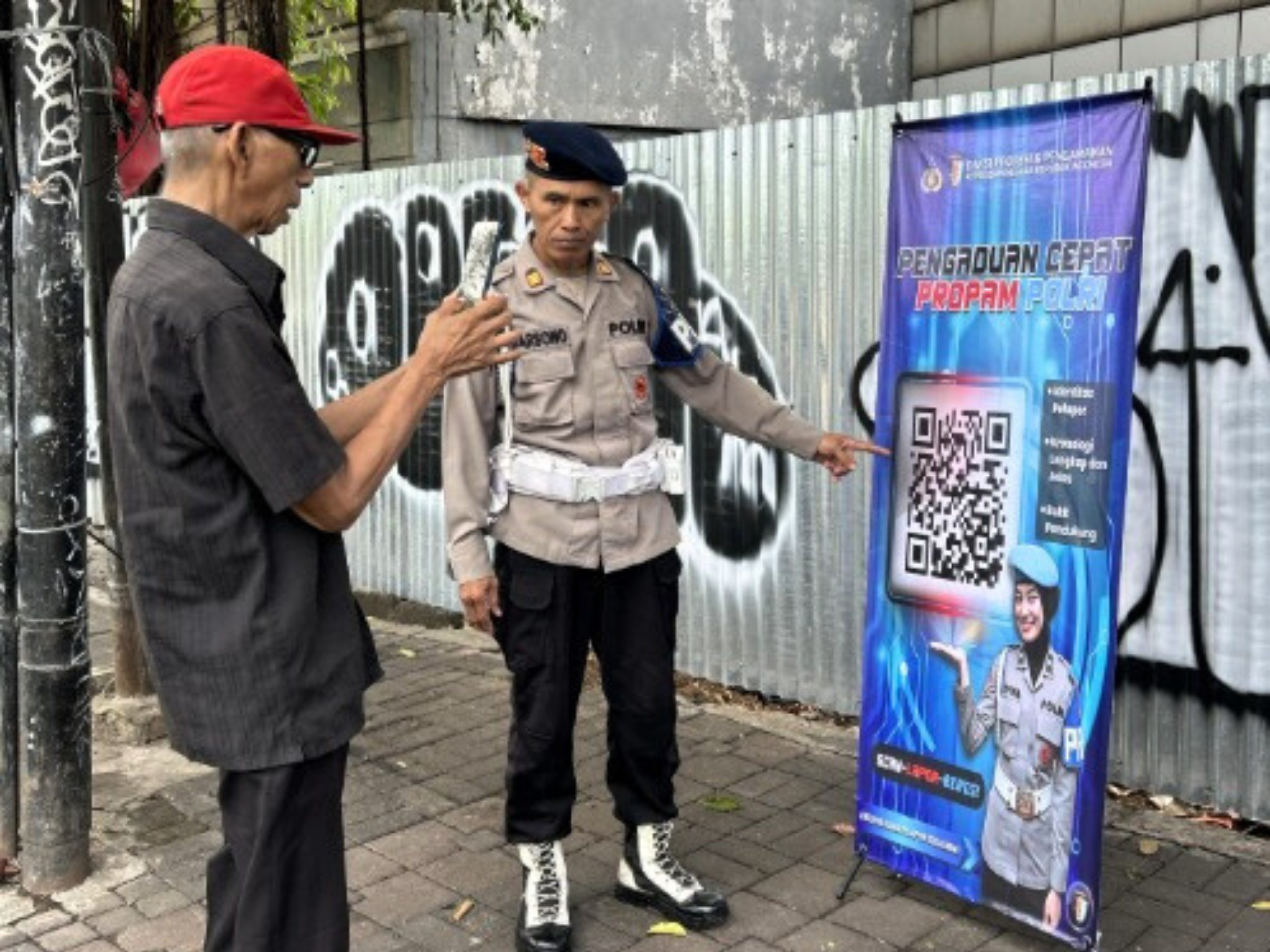 Provos Satbrimob Polda Metro Jaya Sosialisasikan Layanan Pengaduan Masyarakat (Yanduan) Divpropam Polri