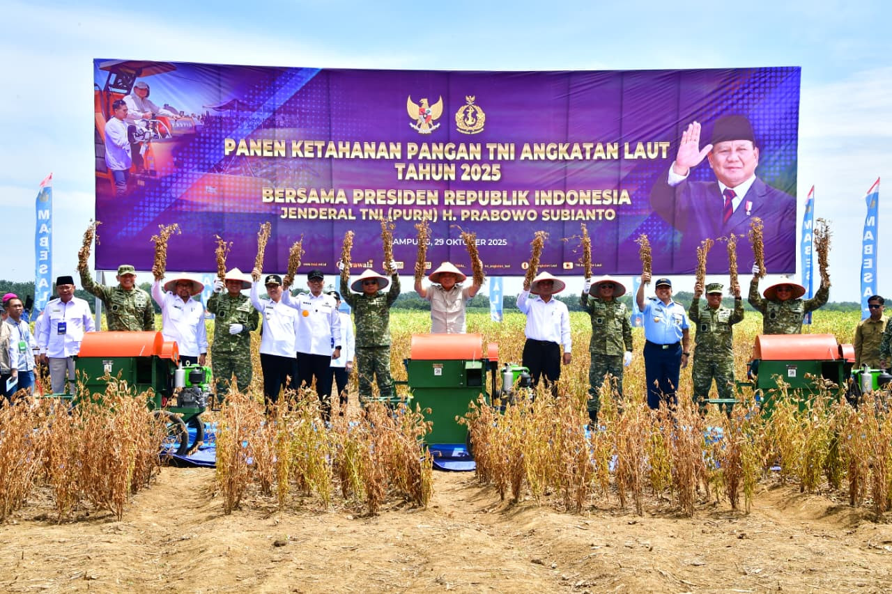 Panglima TNI Dampingi Menhan RI Tinjau Panen Kedelai Garuda Merah Putih di Lampung Utara