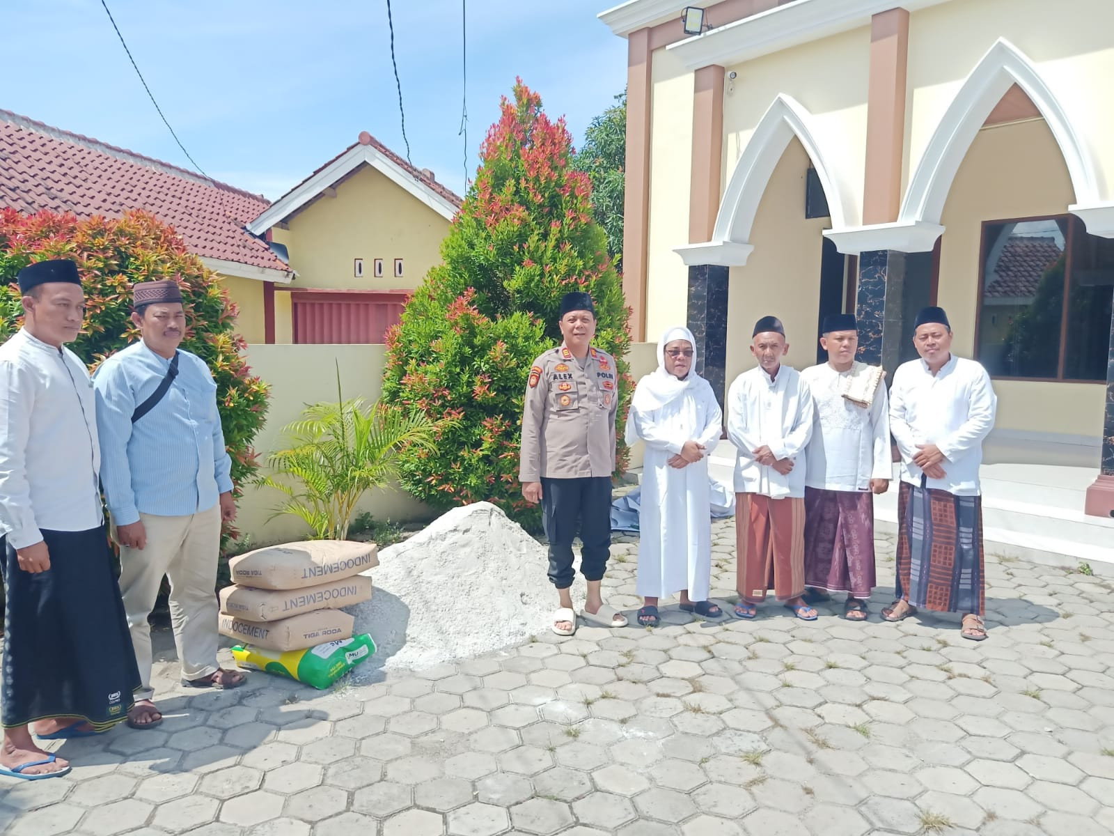 Kapolsek Cabangbungin Salurkan Bantuan Material ke Masjid Jami’e Nurul Huda, Ajak Warga Jaga Kamtibmas