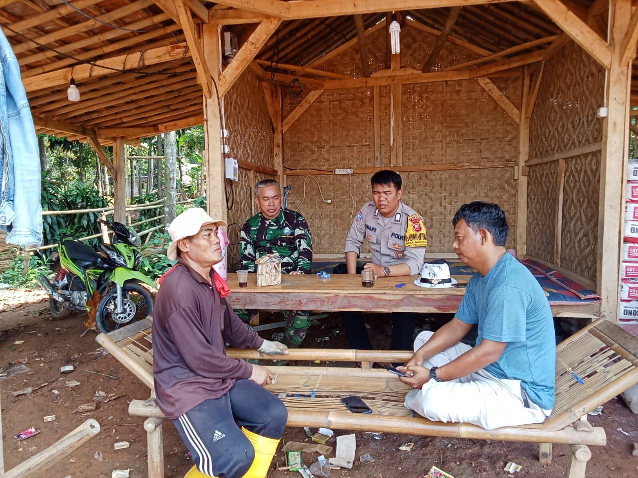 Bhabinkamtibmas Polsek Tanjungsari Sambang Warga, Sampaikan Himbauan Kamtibmas
