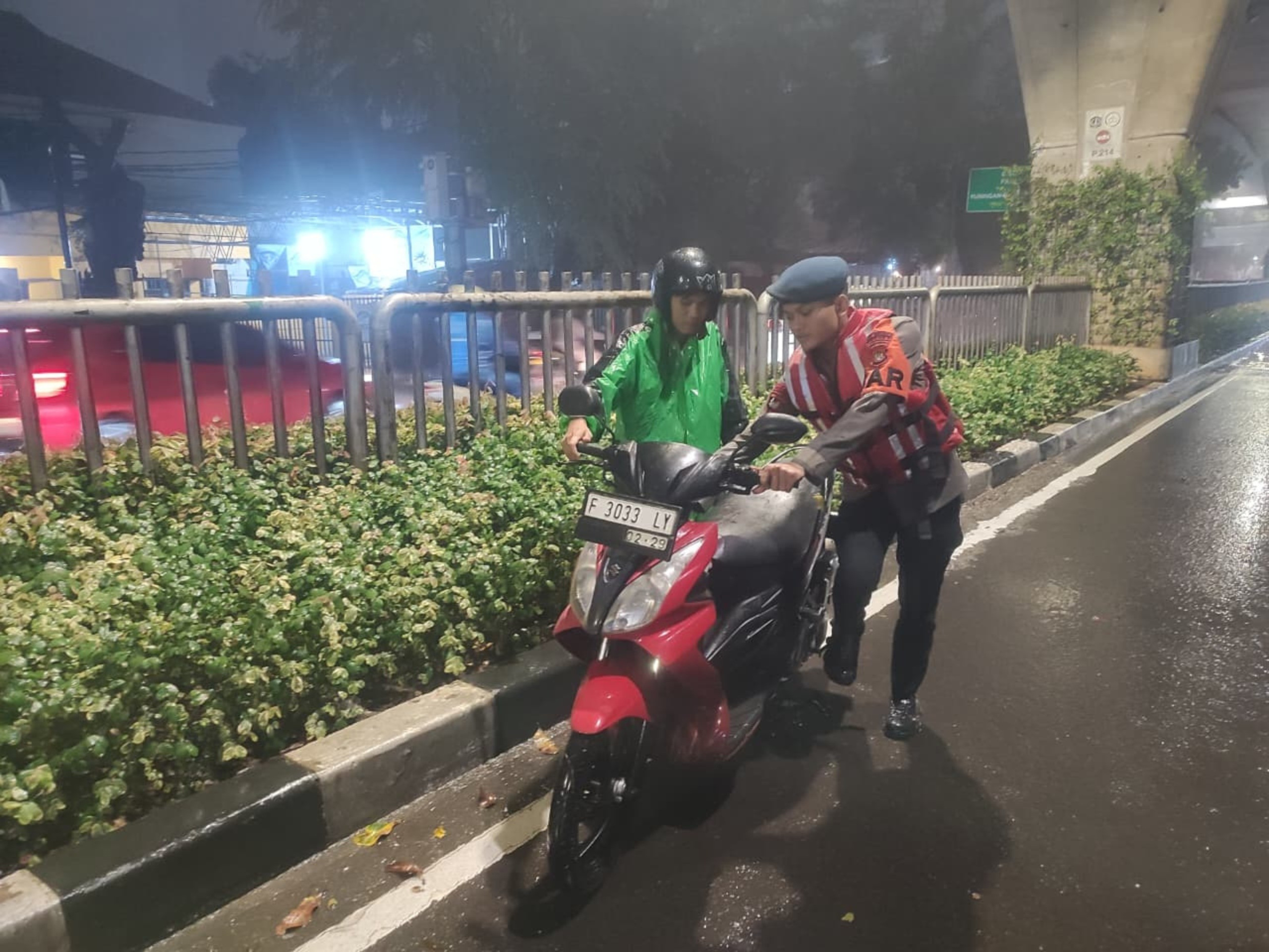 Brimob Metro Jaya Evakuasi Lansia 84 Tahun di Tengah Banjir Pondok Karya