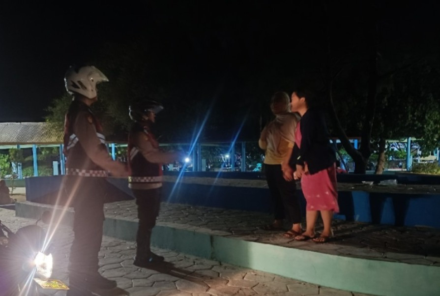 Patroli Malam Gabungan Polsek Kepulauan Seribu Selatan, Sosialisasikan Layanan 110 dan Antisipasi Guantibmas