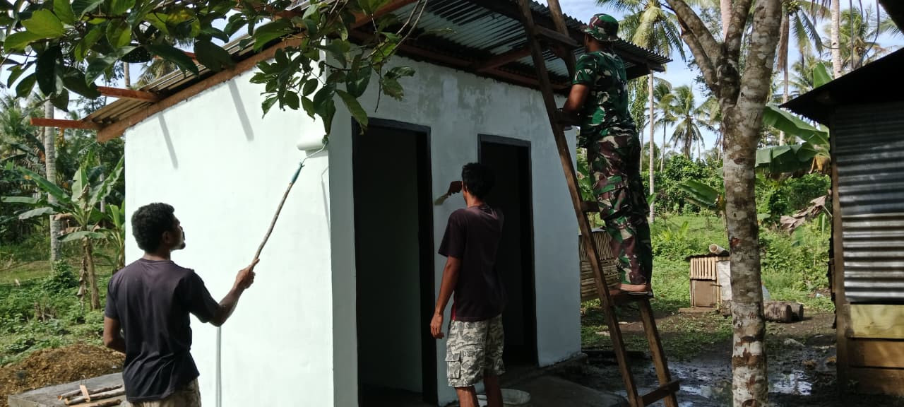 Personel TMMD Ke-127 Kodim 1514/Morotai Laksanakan Pengecatan MCK di Desa Dehegila