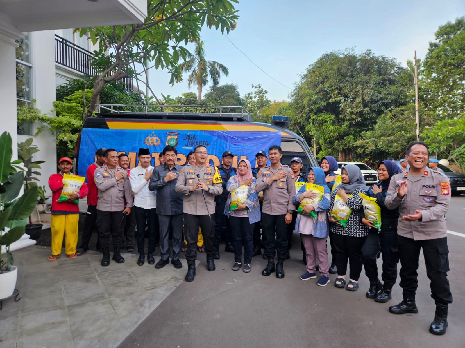 Kapolres Metro Jakarta Utara Gelar "Jum’at Curhat" dan "Jum’at Peduli" di Kelapa Gading