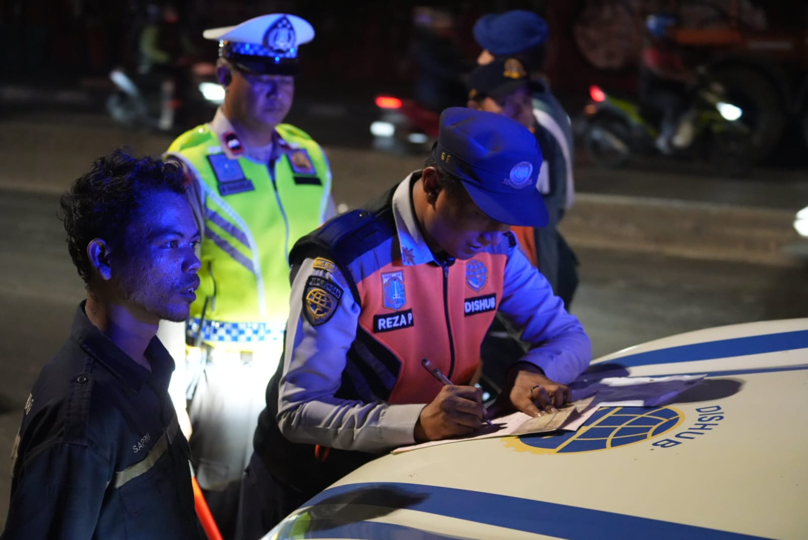 Dishub Jakarta Utara Tertibkan Parkir Liar di Jalan Enggano, Sejumlah Kendaraan Digembok