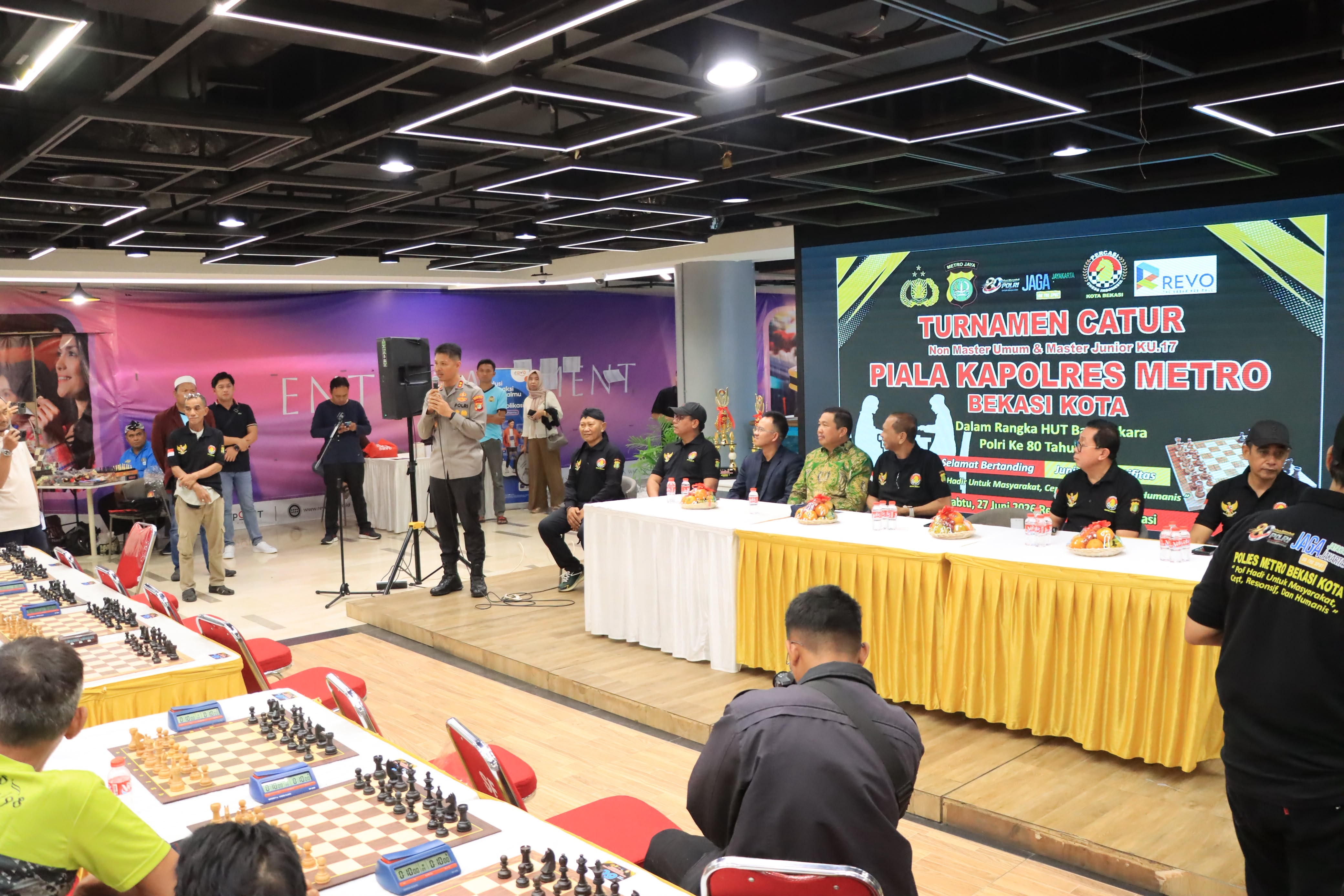 Semarakkan HUT Bhayangkara ke-80, Polres Metro Bekasi Kota Gelar Turnamen Catur dan Domino Piala Kapolres