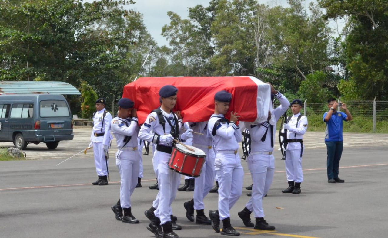 Komandan Lanal Dabo Singkep Pimpin Upacara Militer Pemakaman Almarhum Serda Bah Ardi Mustakim