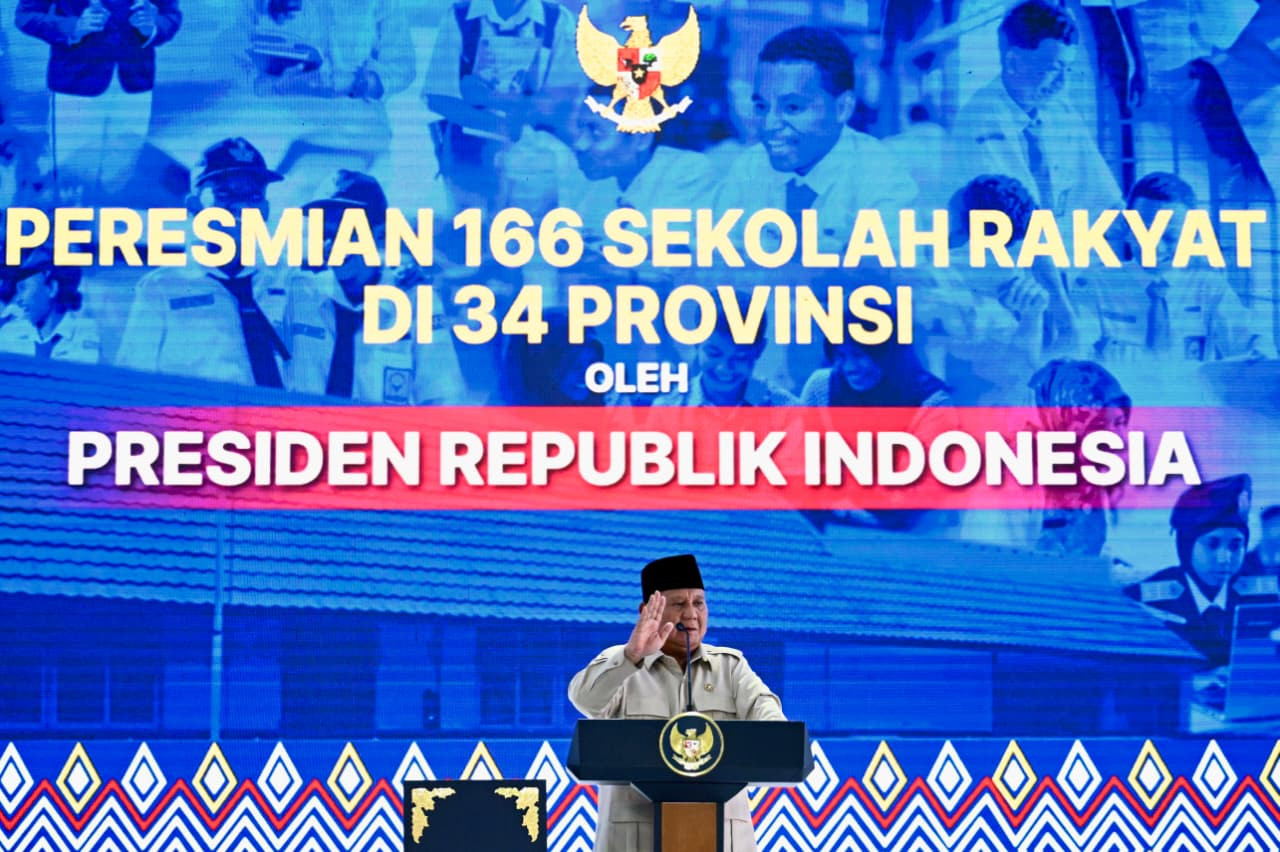 Panglima TNI Dampingi Presiden Prabowo Resmikan 166 Sekolah Rakyat