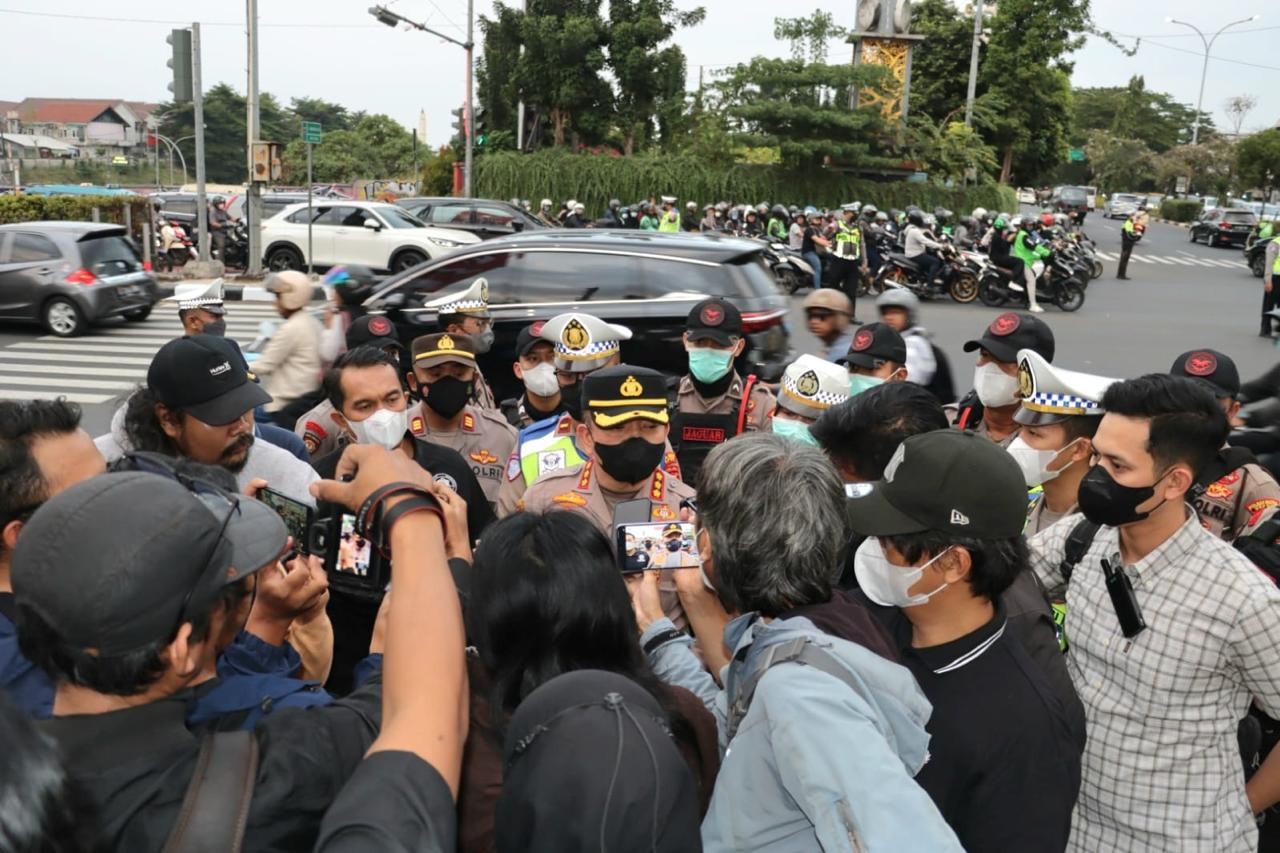 Waspadai Paparan Abu Vulkanik, Kapolres Metro Depok Bersama Polwan Bagikan Masker kepada Masyarakat