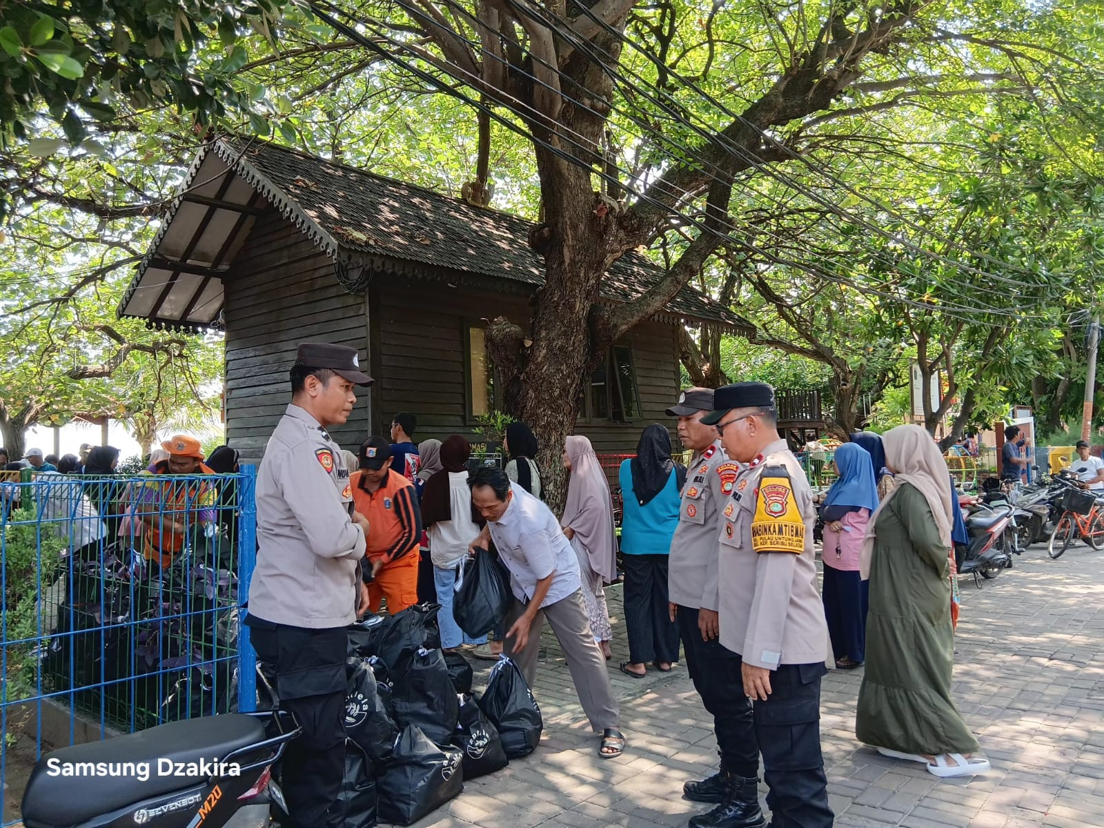 Polsek Kepulauan Seribu Selatan Laksanakan Pengamanan Penyaluran Sembako bagi Warga Dhuafa di Pulau Untung Jawa