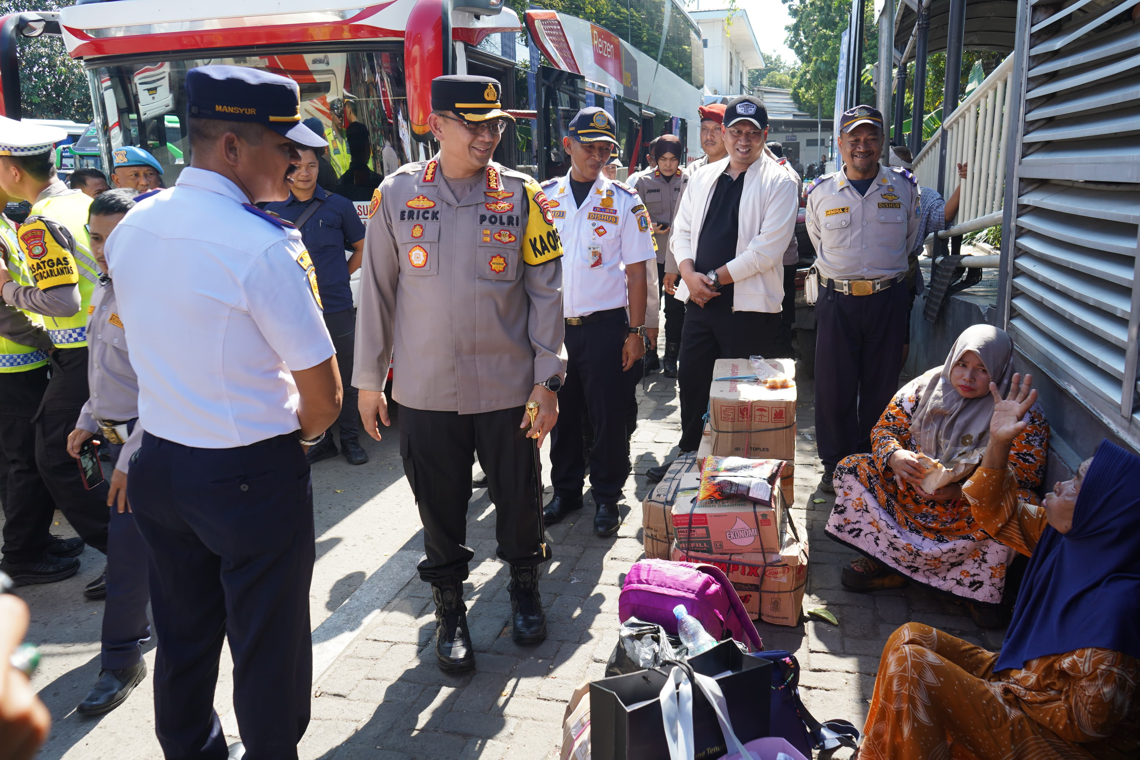 Kapolres Metro Jakarta Utara Cek Pos Terpadu Terminal Bus Tanjung Priok dalam Operasi Ketupat Jaya 2026
