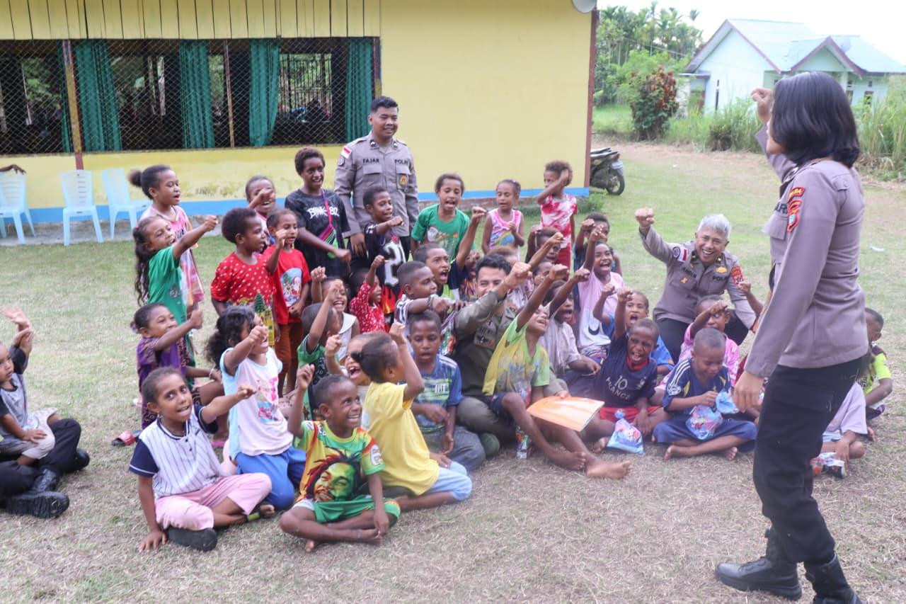 Personel Ops Damai Cartenz 2026 Hadirkan Keceriaan Lewat Belajar dan Bermain Bersama Anak Taman Baca Koya Tengah