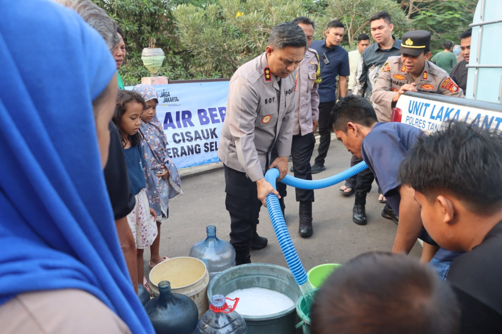 Polres Tangsel Salurkan Air Bersih untuk Warga Terdampak Kekeringan di Kranggan