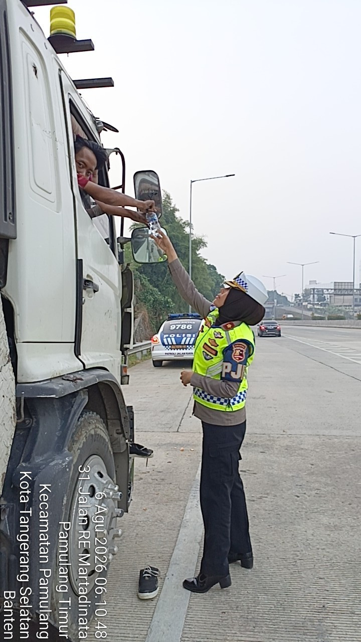 Demi Keselamatan Pengguna Jalan, PJR BSD Beri Teguran kepada Sopir Truk di Tol CSI