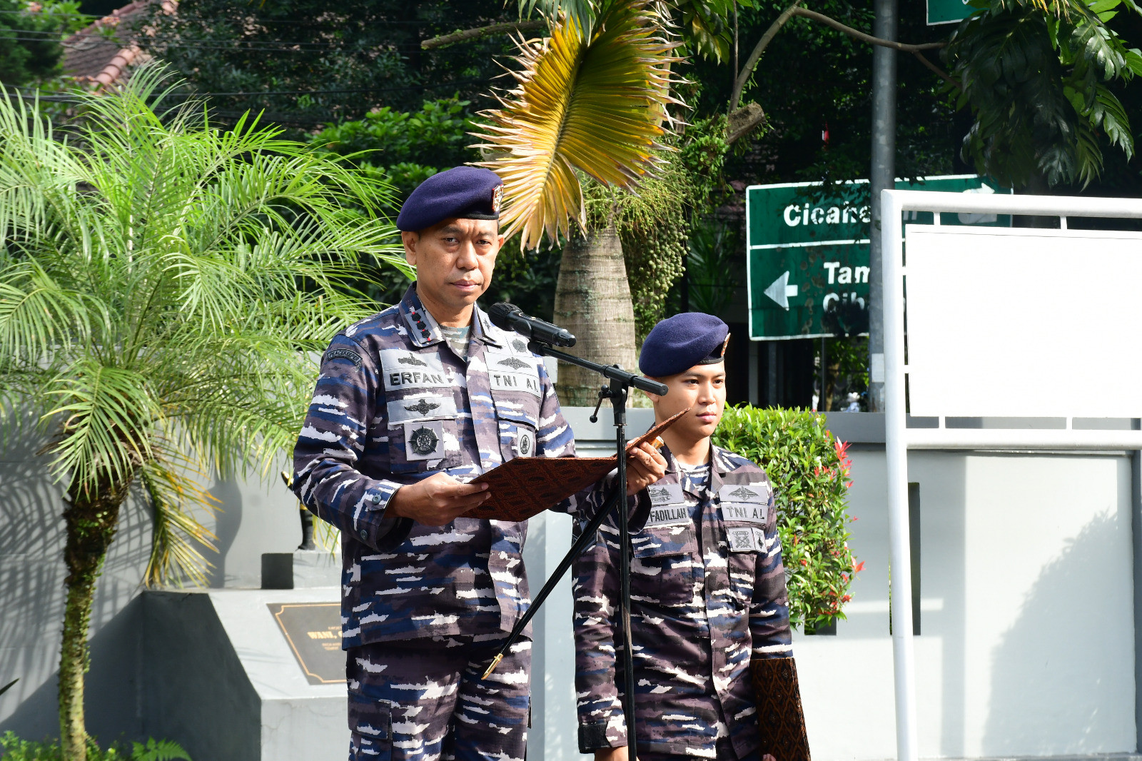Komandan Lanal Bandung Pimpin Upacara Bendera 17-an
