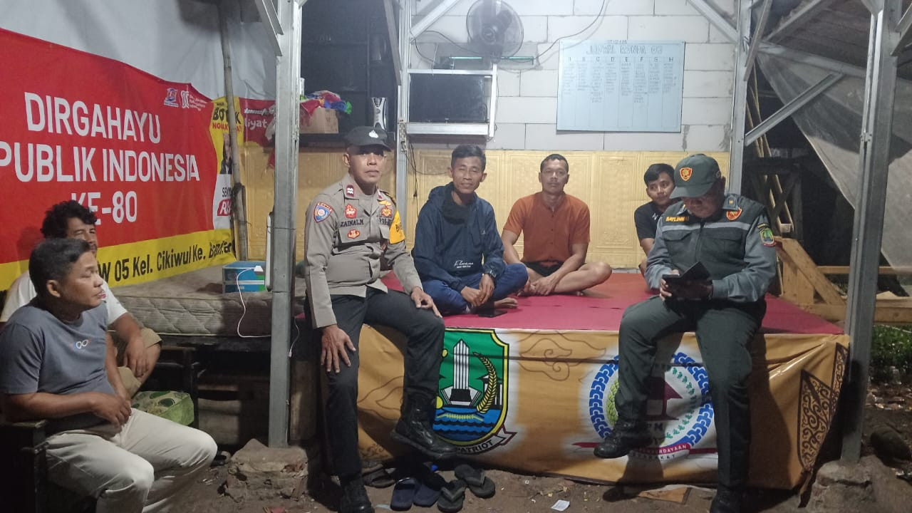 Patroli Malam di Pos Kamling, Bhabinkamtibmas Bantargebang Ingatkan Warga Prioritaskan Kunci Ganda Kendaraan