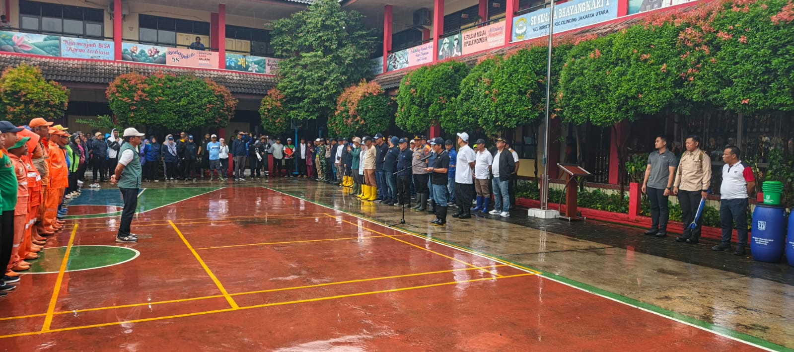 Menteri Lingkungan Hidup Pimpin Apel Kerja Bhakti di Rorotan, Dorong Asrama Polri Jadi Contoh Hunian Ramah Lingkungan