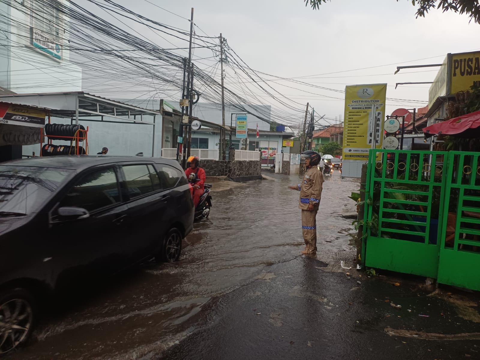 Pasca Hujan, Bhabinkamtibmas Polsek Bekasi Barat Pantau Genangan di Jalan Bintara Jaya Guna Pastikan Kelancaran Lalu Lintas