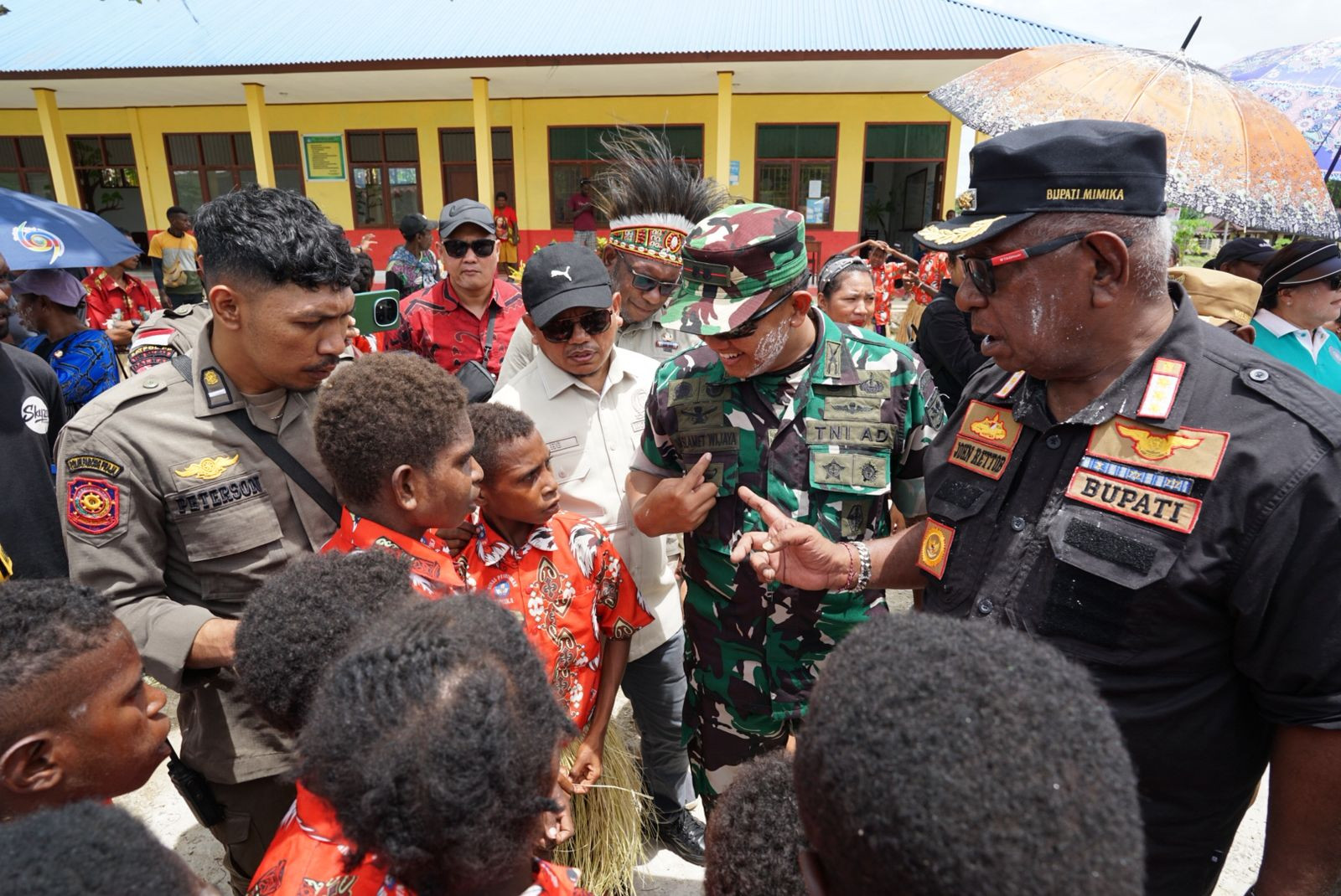 Dandim 1710/Mimika Dampingi Bupati dan Wakil Bupati Mimika Saat Melaksanakan Kunjungan Kerja di Distrik Mimika Barat Jauh