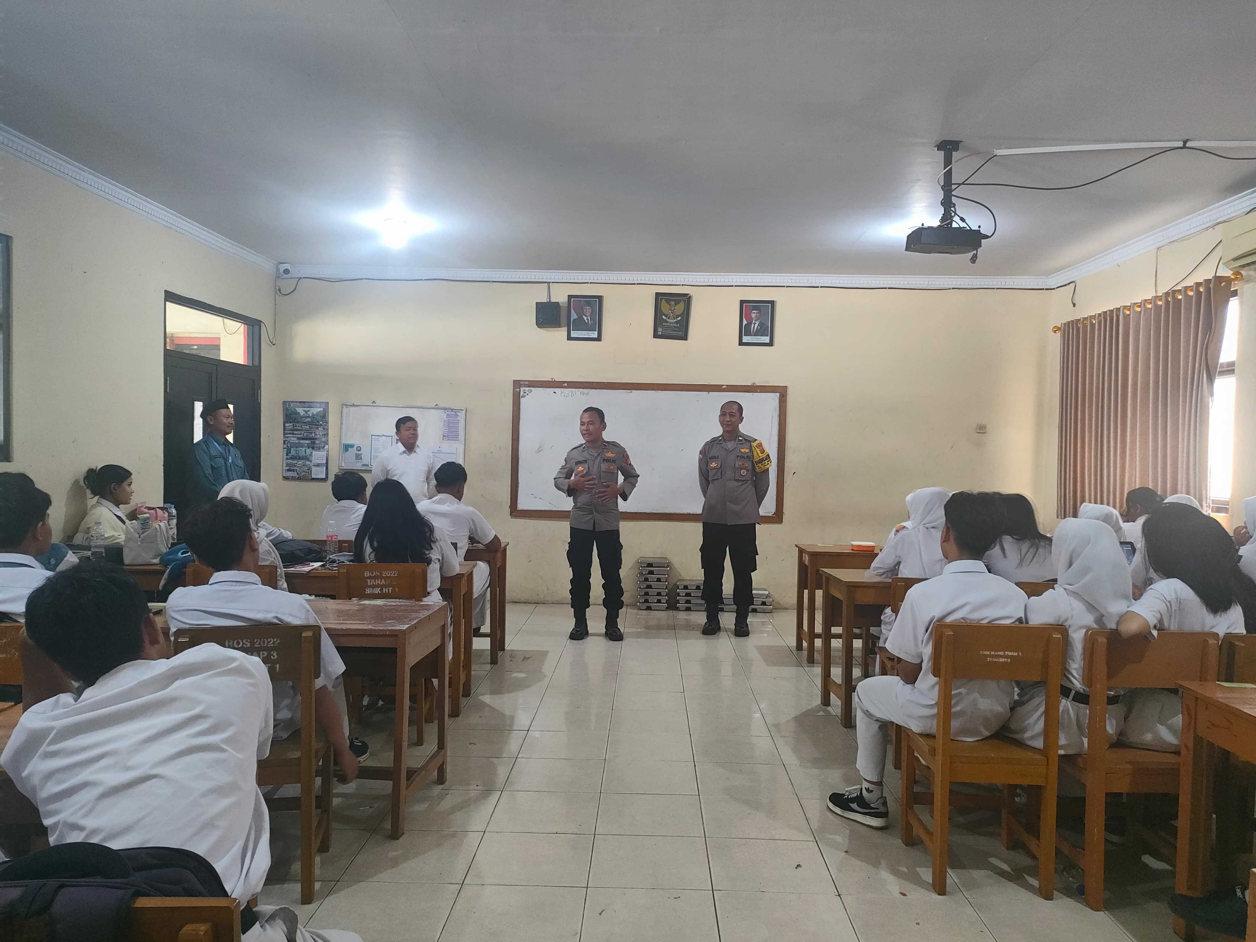 Police Goes to School Polsek Kelapa Gading di SMK Hang Tuah I : Ingatkan Pelajar Soal Bullying Hingga Pontensi Unjuk Rasa