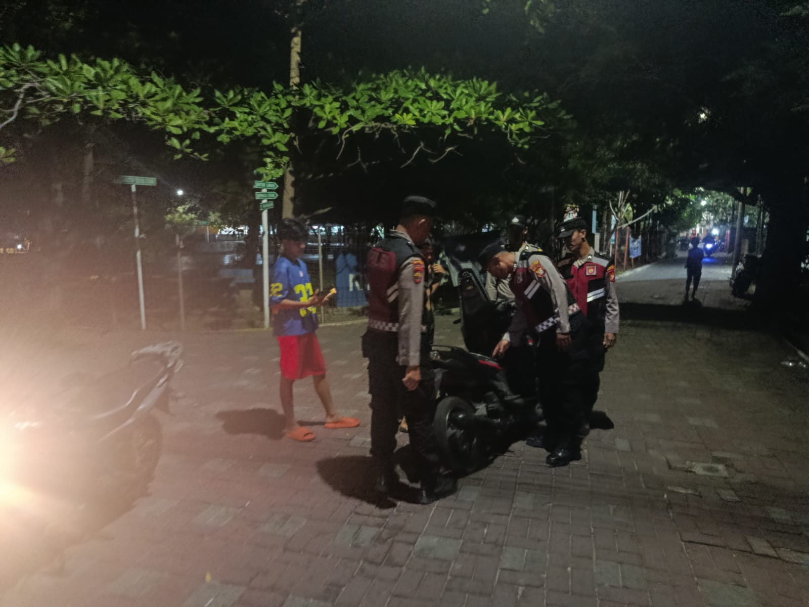 Patroli Gabungan Dini Hari, Polsek Kepulauan Seribu Utara Gencarkan Antisipasi 3C dan Sosialisasi Layanan 110