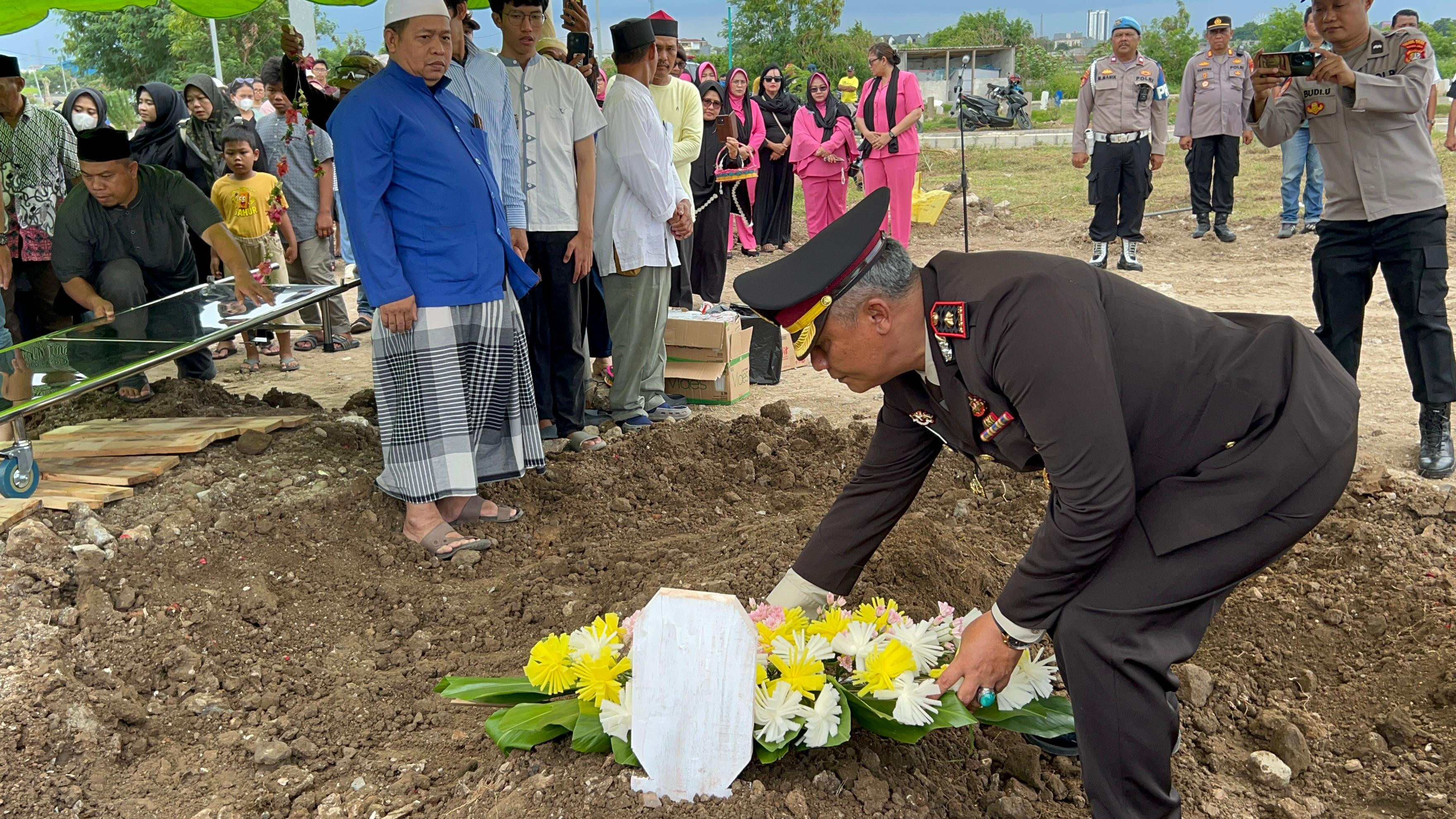 Kapolsek Koja Pimpin Prosesi Pemakaman Kedinasan AIPTU Ahmad Zulaini
