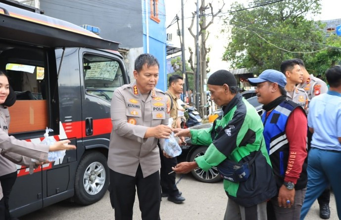 Ramadhan Peduli "Kapolres Berbagi Takjil Untuk Berbuka Puasa Warga Medansatria"