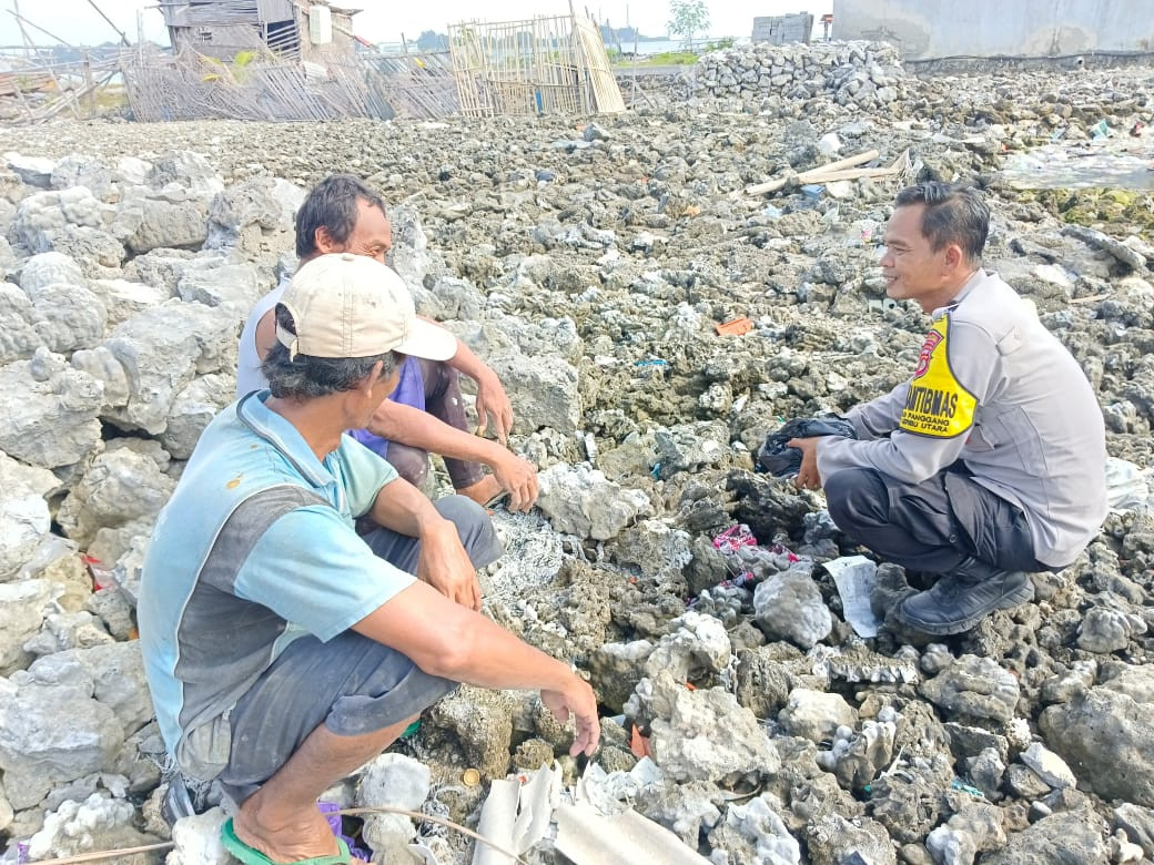 Bhabinkamtibmas Pulau Panggang Ajak Warga Jaga Kamtibmas dan Wujudkan Lingkungan Wisata Aman