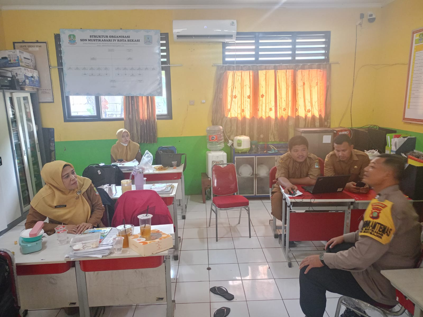 Jamin Keamanan Sekolah, Bhabinkamtibmas Polsek Bantargebang Kunjungi SDN Mustikasari IV