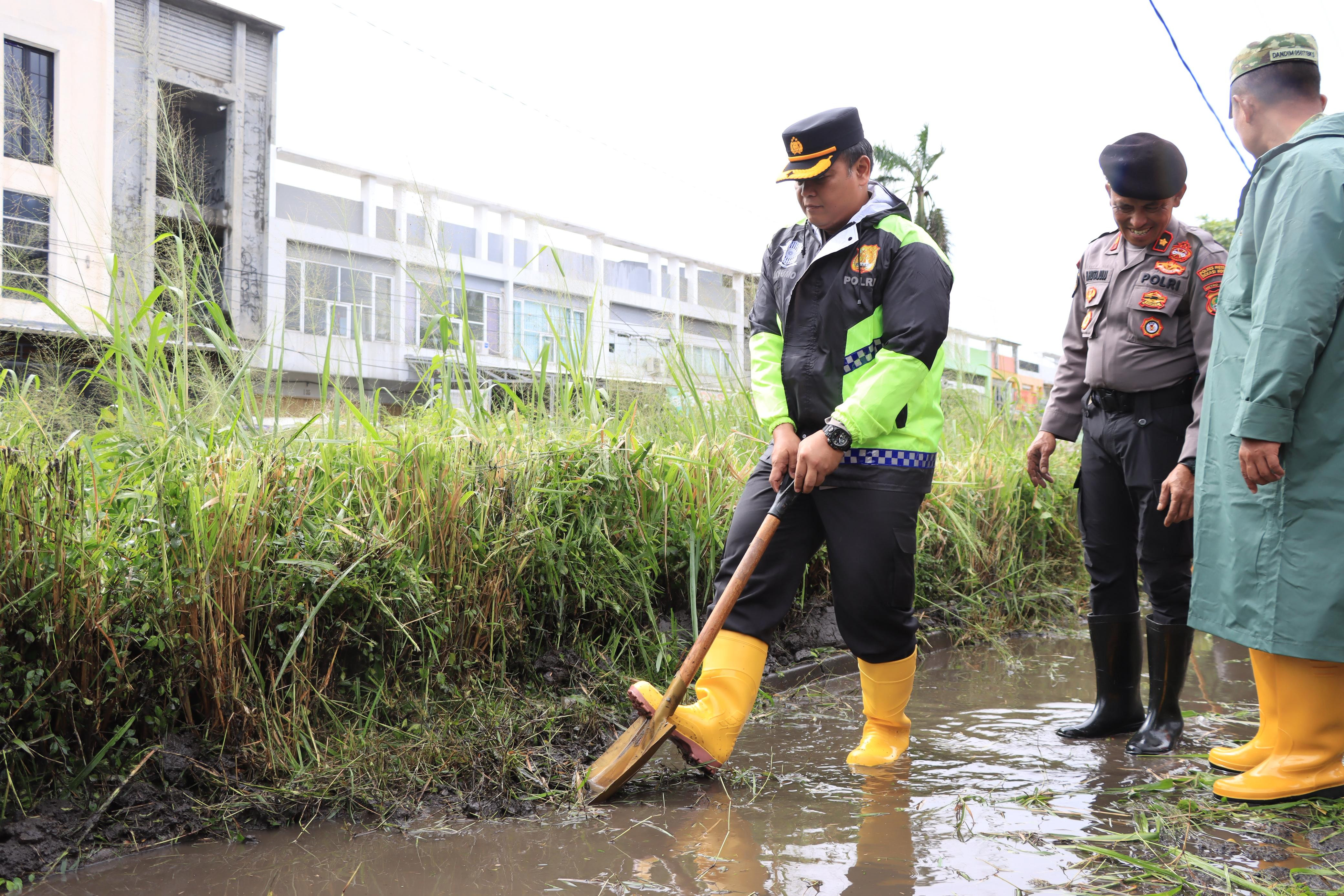 Wujudkan Indonesia ASRI, Polres Metro Bekasi Kota Bersama Forkopimda Kompak Bersihkan Danau Duta Harapan