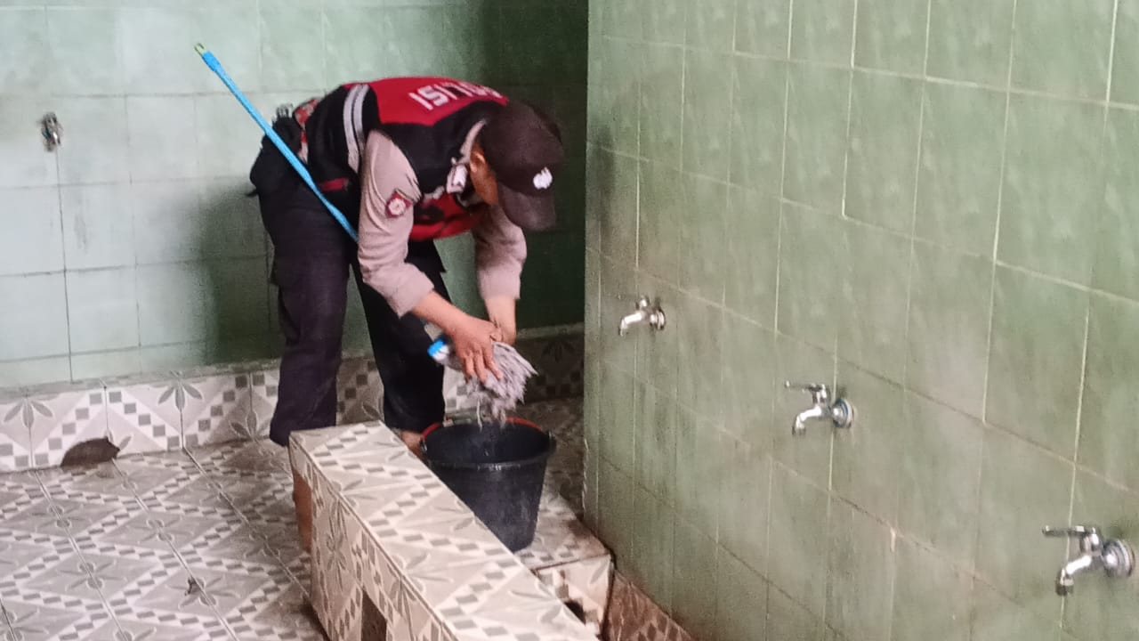 Polsek Metro Penjaringan Program Bang Jasri Bersih-Bersih Masjid, Wujudkan Ramadhan Aman, Sehat, dan Nyaman