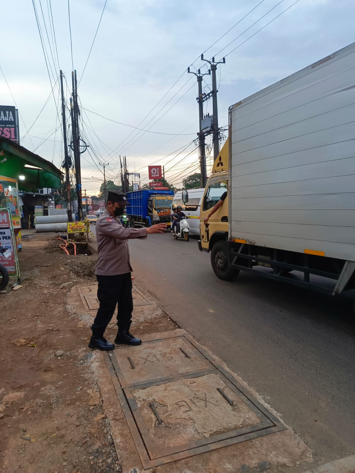 Hindari Kepadatan Jam Pulang Kerja, Unit Binmas Polsek Bantargebang Turun Gatur Lalin di Cimuning
