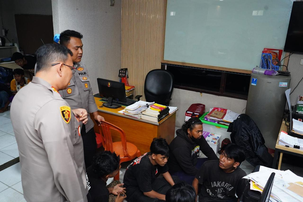 Kapolres Metro Jakarta Utara Tinjau Polsek Cilincing, 12 Orang Diamankan Terkait Dugaan Ikut Aksi di Jakarta Pusat